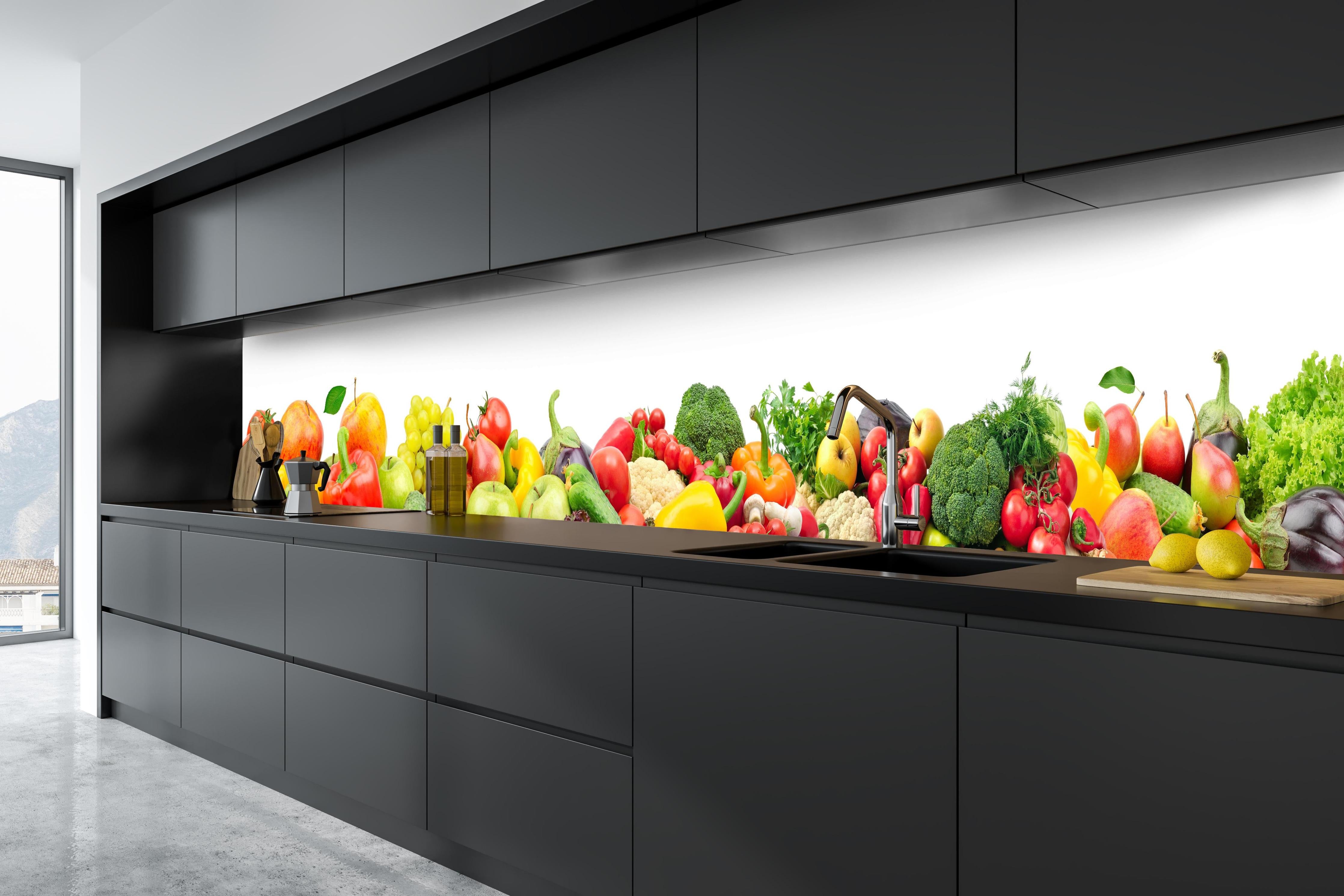Küche - Vielfalt an frischem Obst und Gemüse hinter weißen Hochglanz-Küchenregalen und schwarzem Wasserhahn