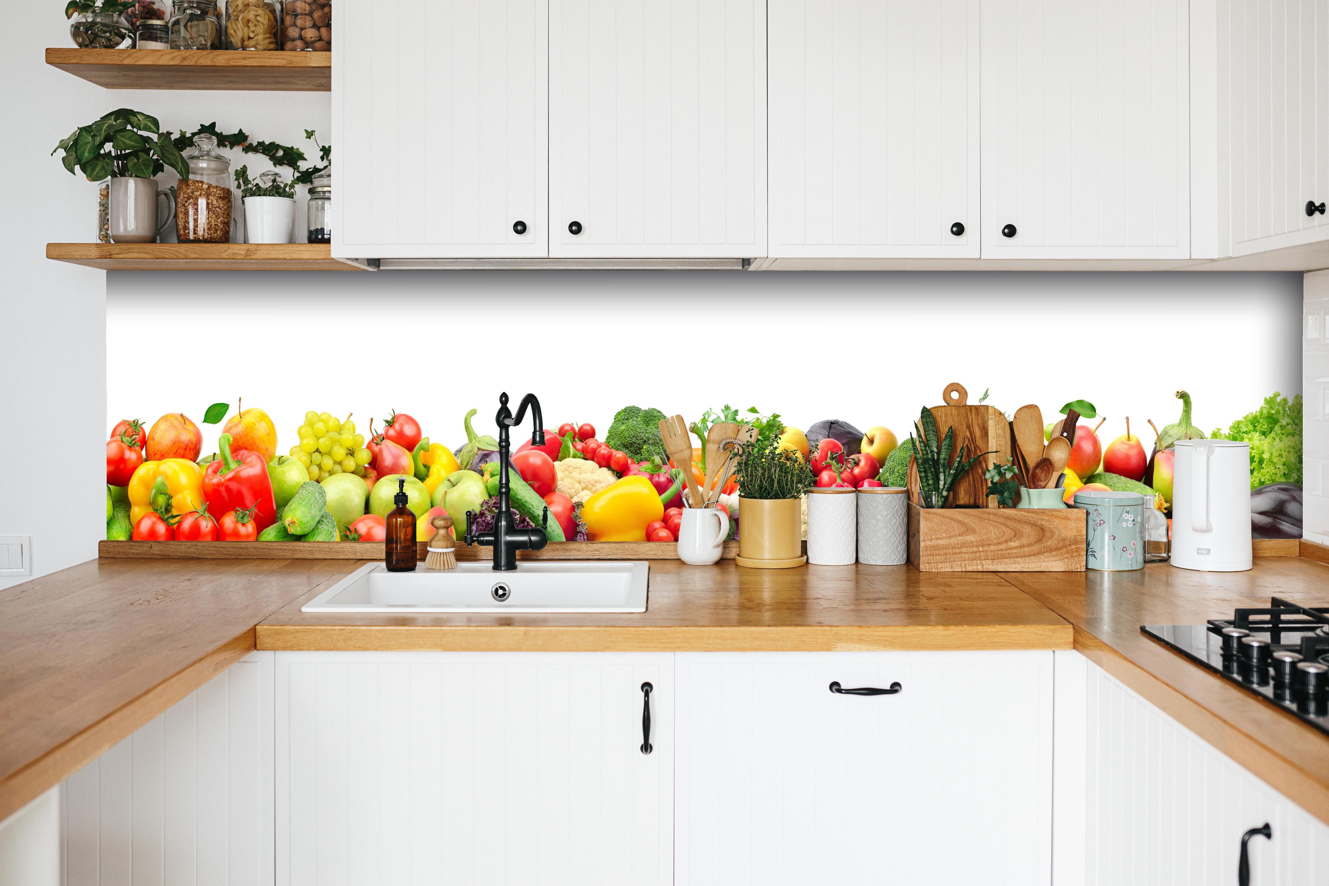 Küche - Vielfalt an frischem Obst und Gemüse hinter weißen Hochglanz-Küchenregalen und schwarzem Wasserhahn