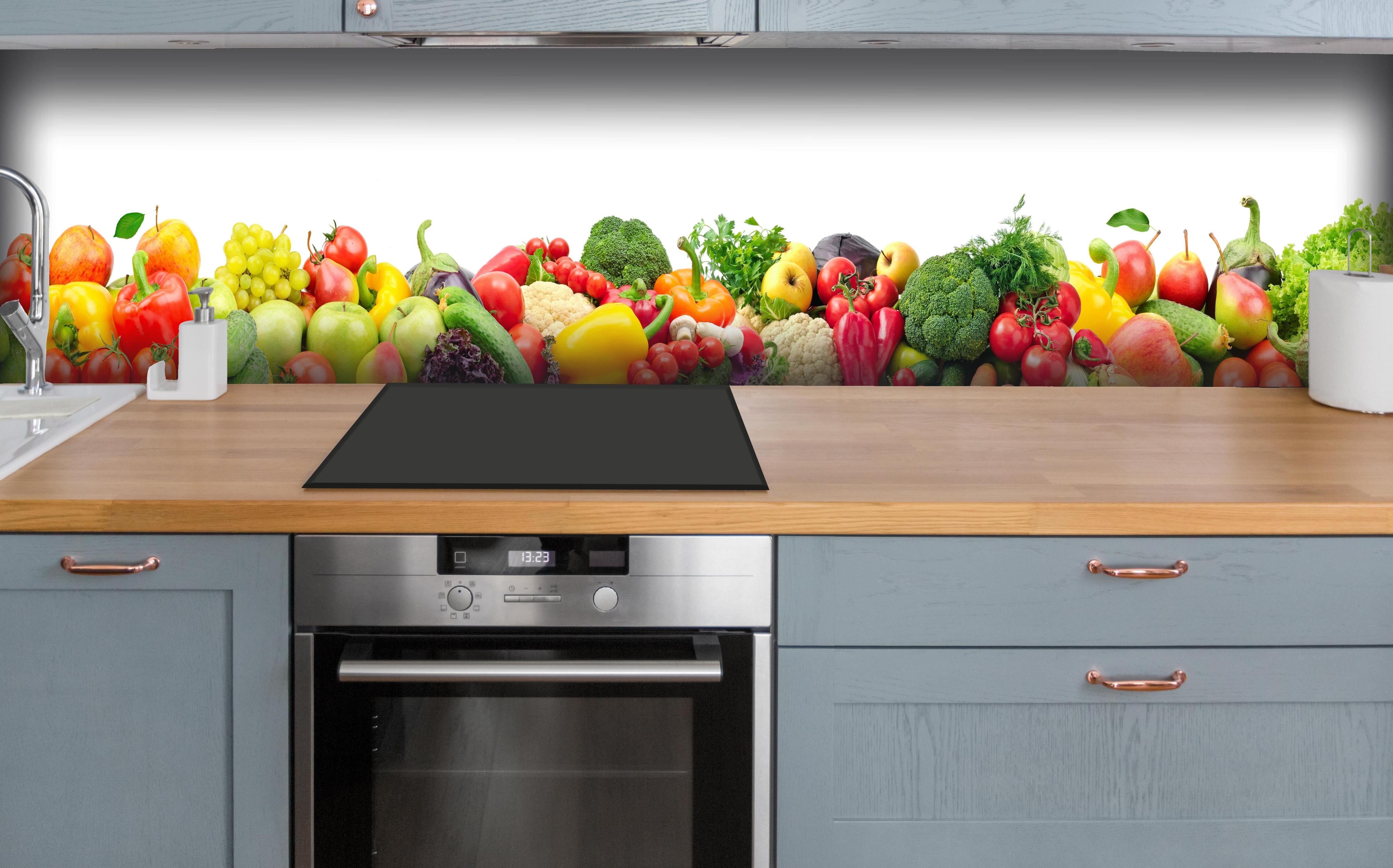 Küche - Vielfalt an frischem Obst und Gemüse hinter weißen Hochglanz-Küchenregalen und schwarzem Wasserhahn