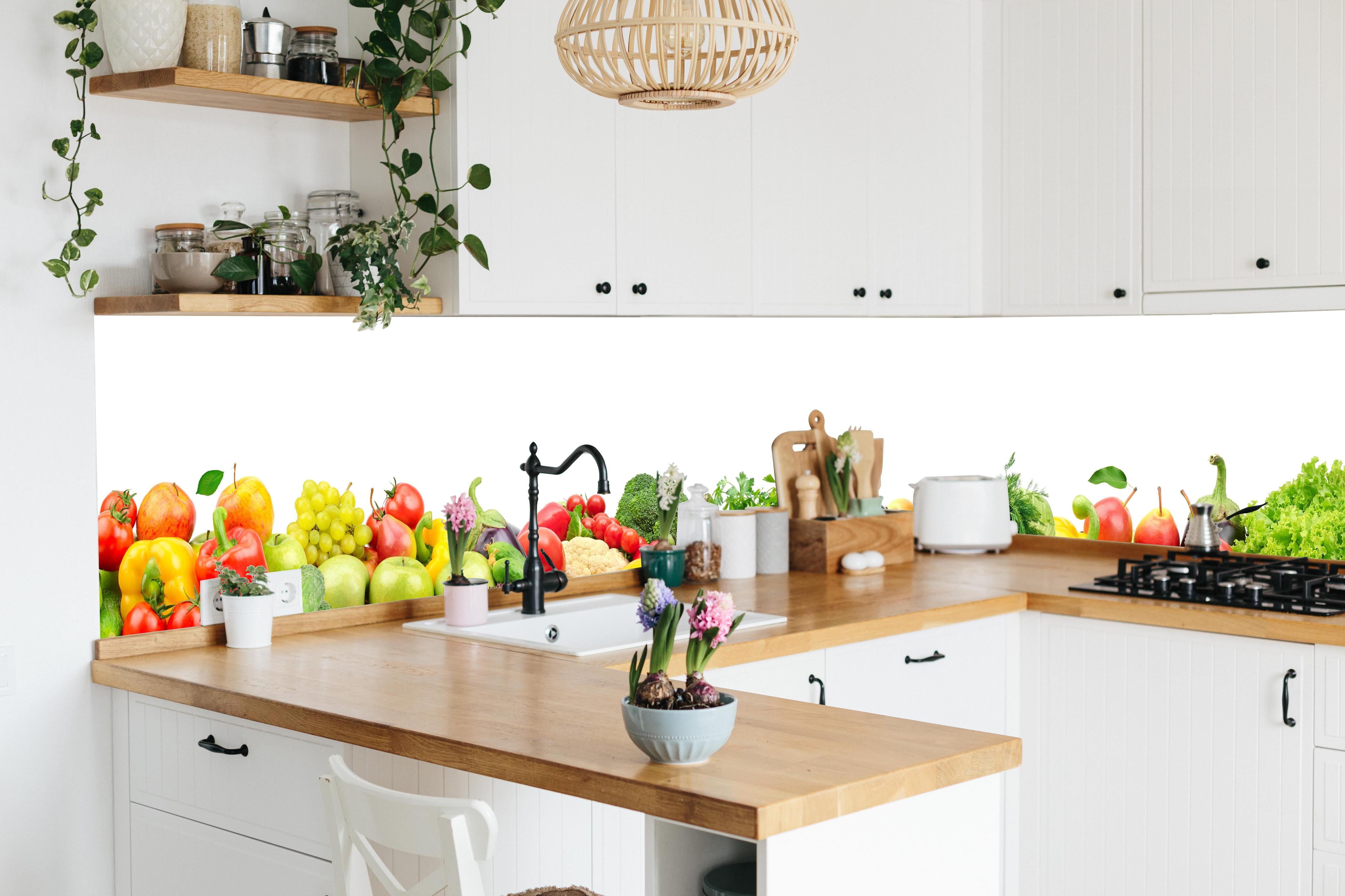 Küche - Vielfalt an frischem Obst und Gemüse hinter weißen Hochglanz-Küchenregalen und schwarzem Wasserhahn