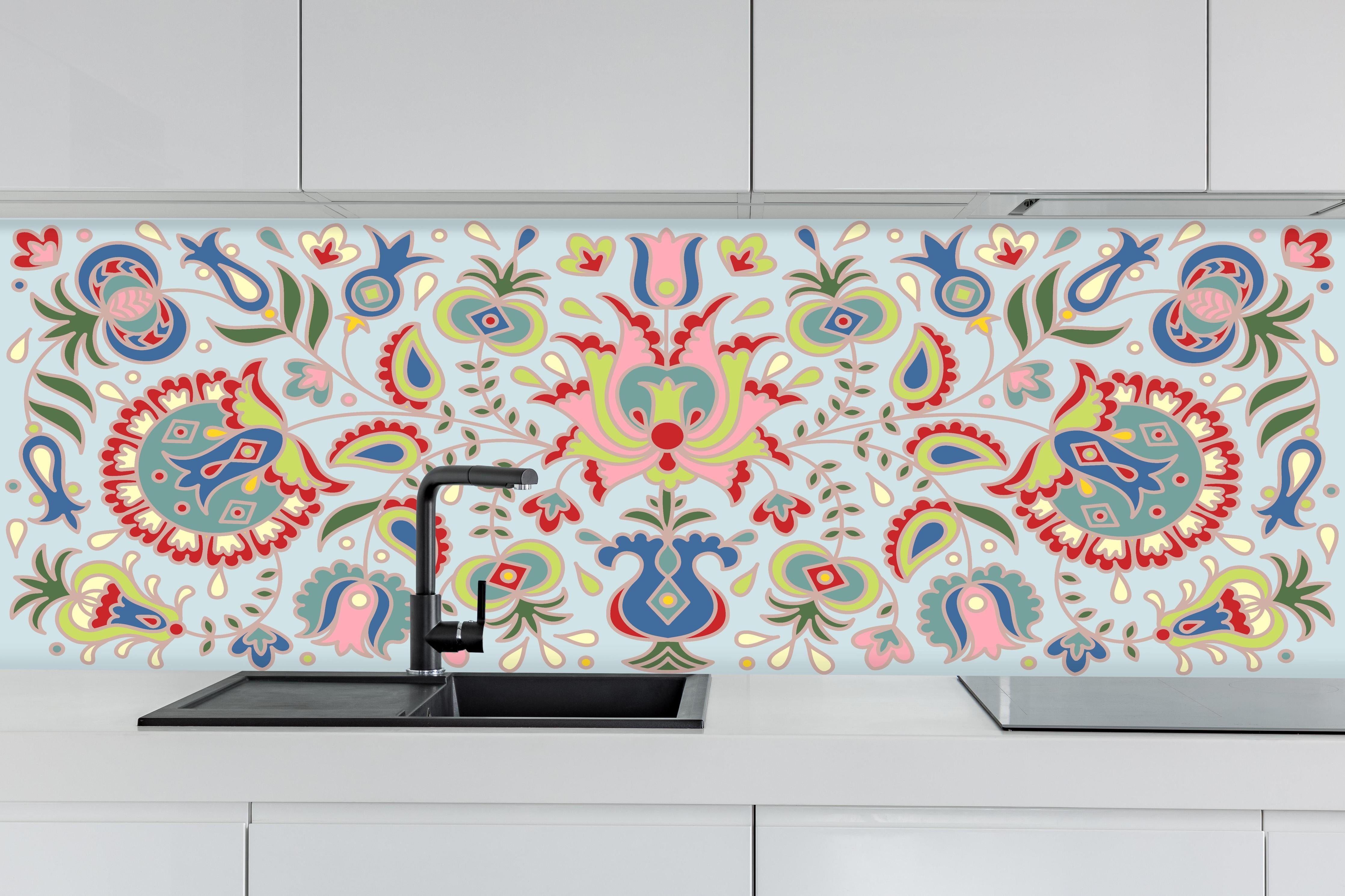 Küche - Vielfarbiges Floral Design Kunstdruck hinter weißen Hochglanz-Küchenregalen und schwarzem Wasserhahn