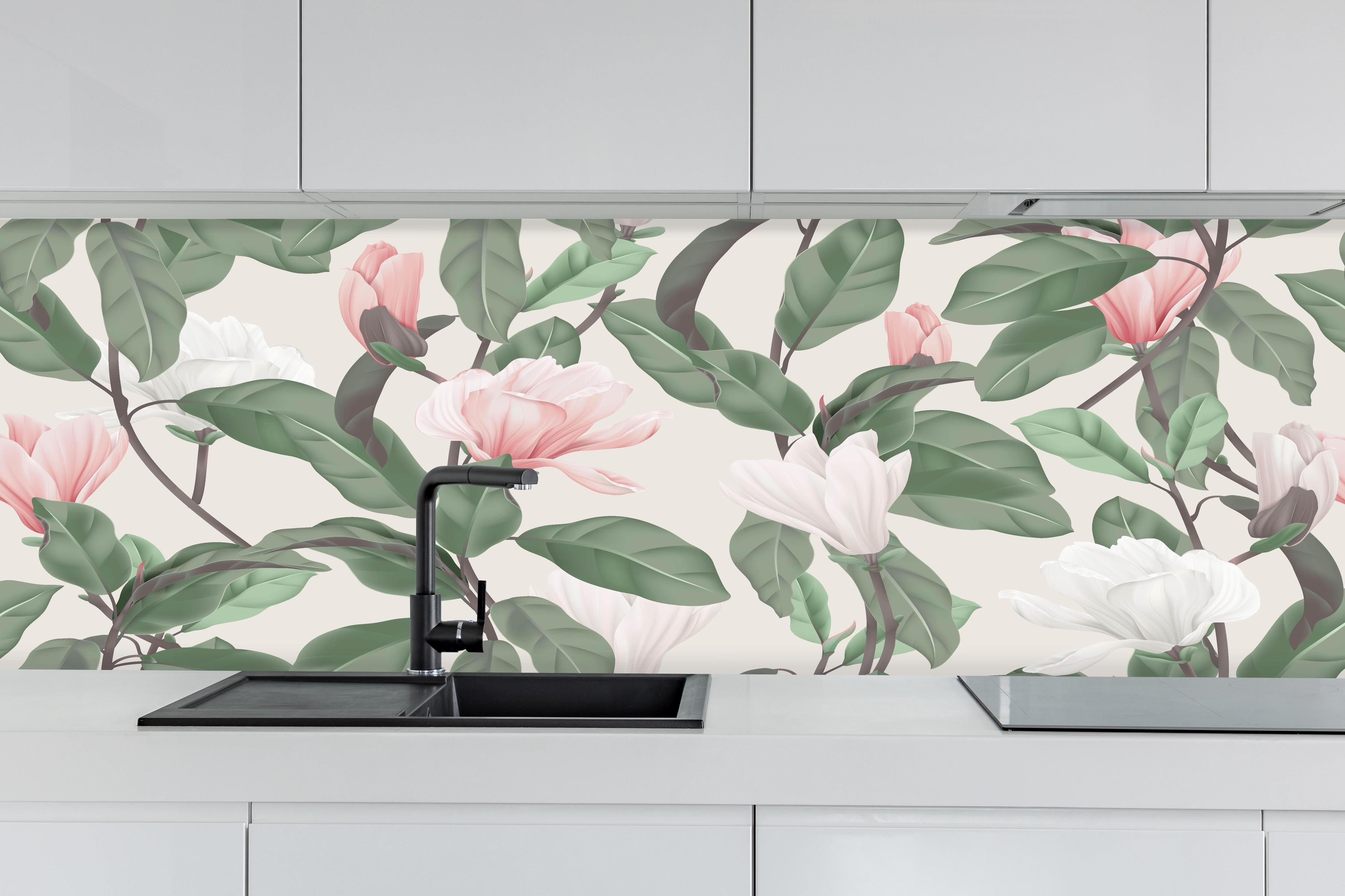 Küche - Vintage Anise Magnolia Blumenmuster Pastell hinter weißen Hochglanz-Küchenregalen und schwarzem Wasserhahn