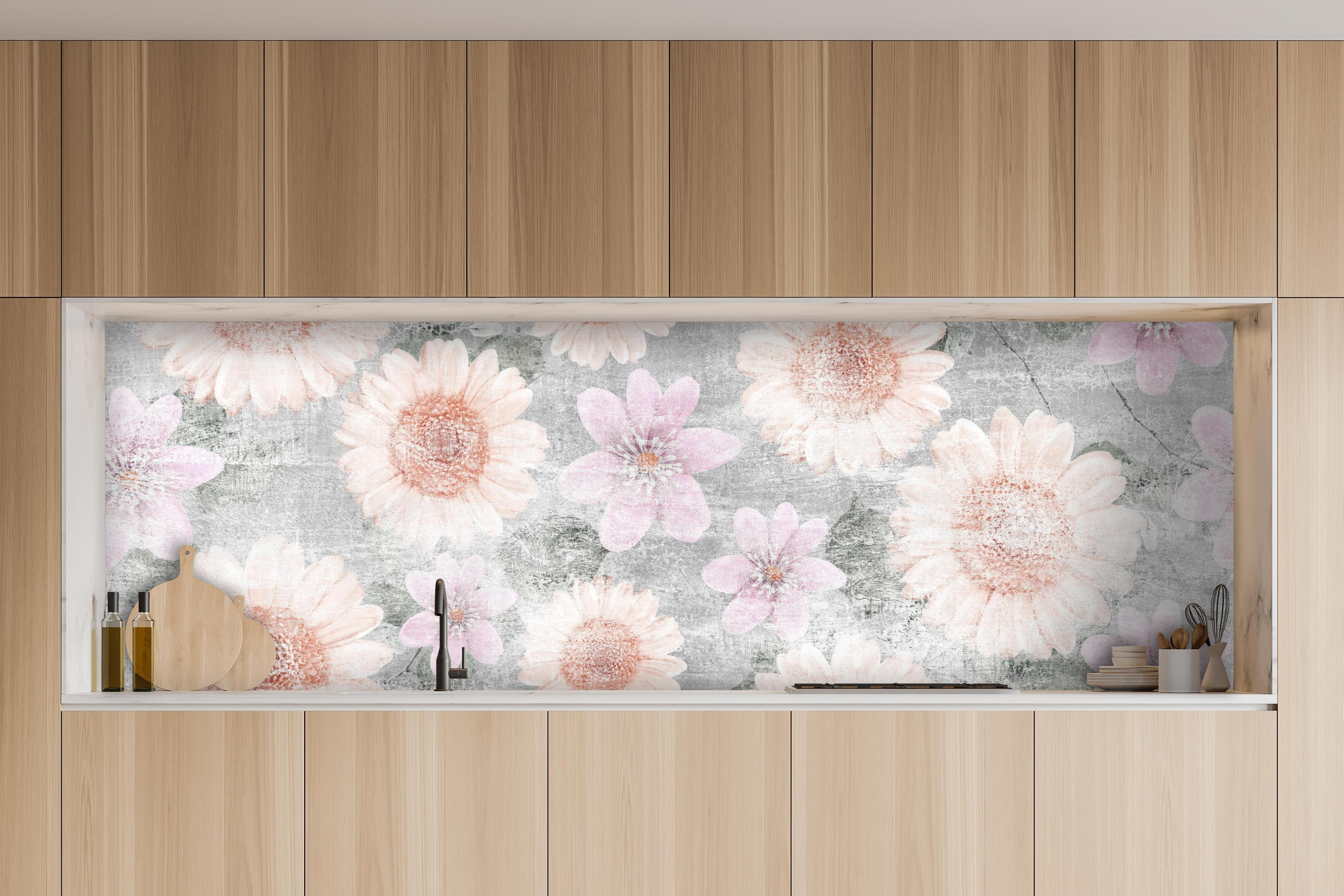 Küche - Vintage Blumenkunst - Zeichnung hinter weißen Hochglanz-Küchenregalen und schwarzem Wasserhahn