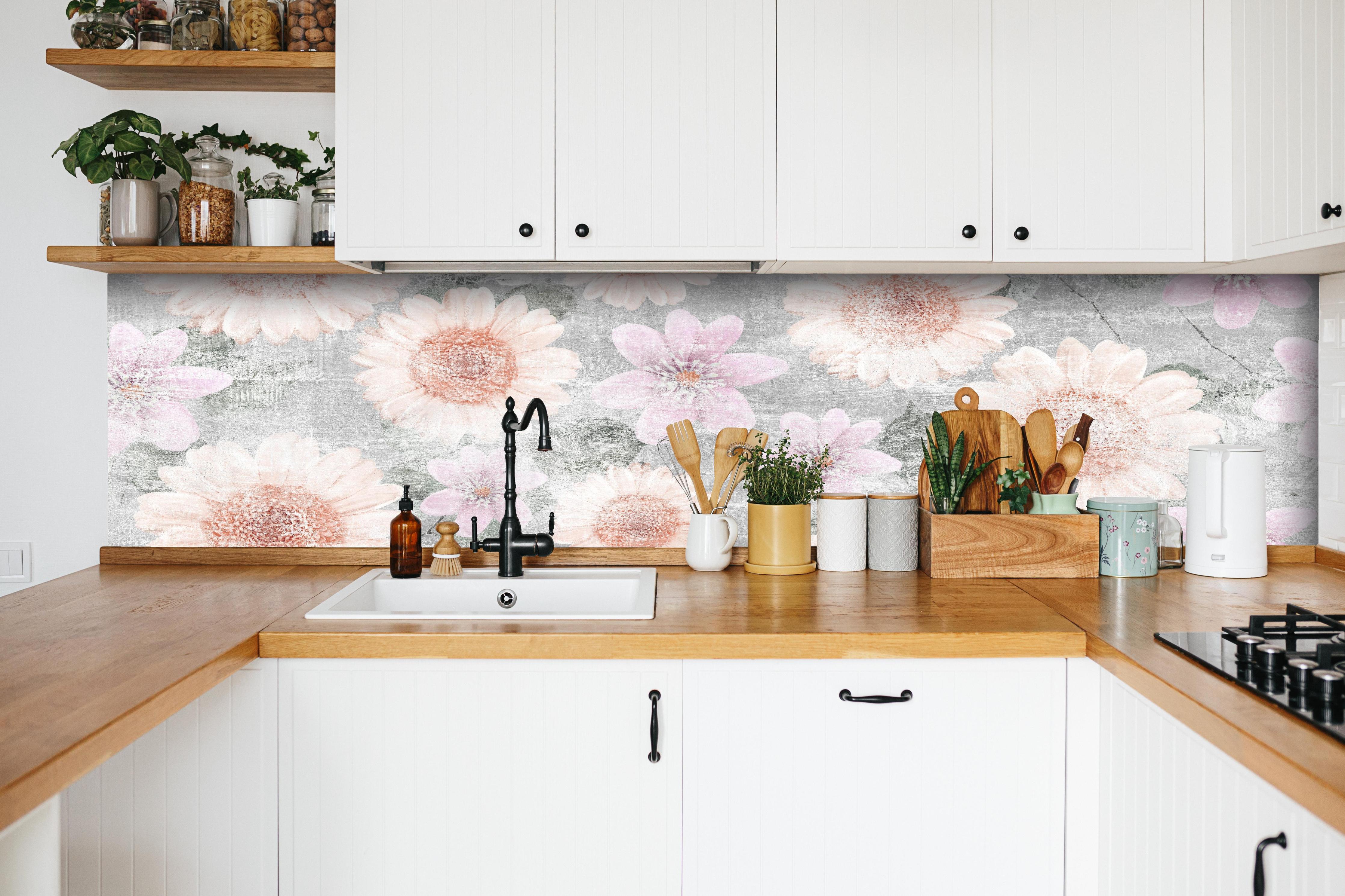 Küche - Vintage Blumenkunst - Zeichnung hinter weißen Hochglanz-Küchenregalen und schwarzem Wasserhahn