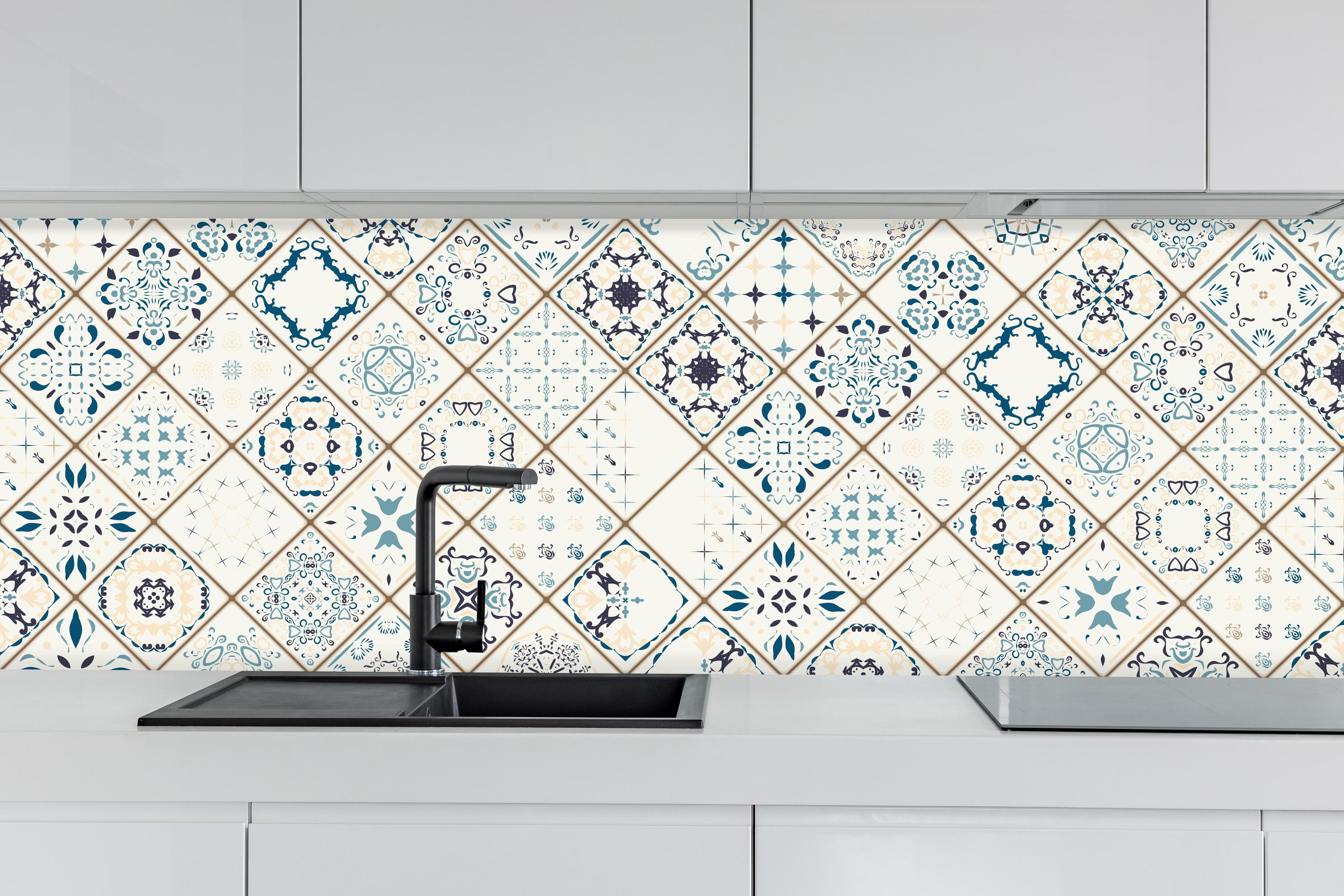 Küche - Vintage Fliesenmuster in Blau und Beige hinter weißen Hochglanz-Küchenregalen und schwarzem Wasserhahn