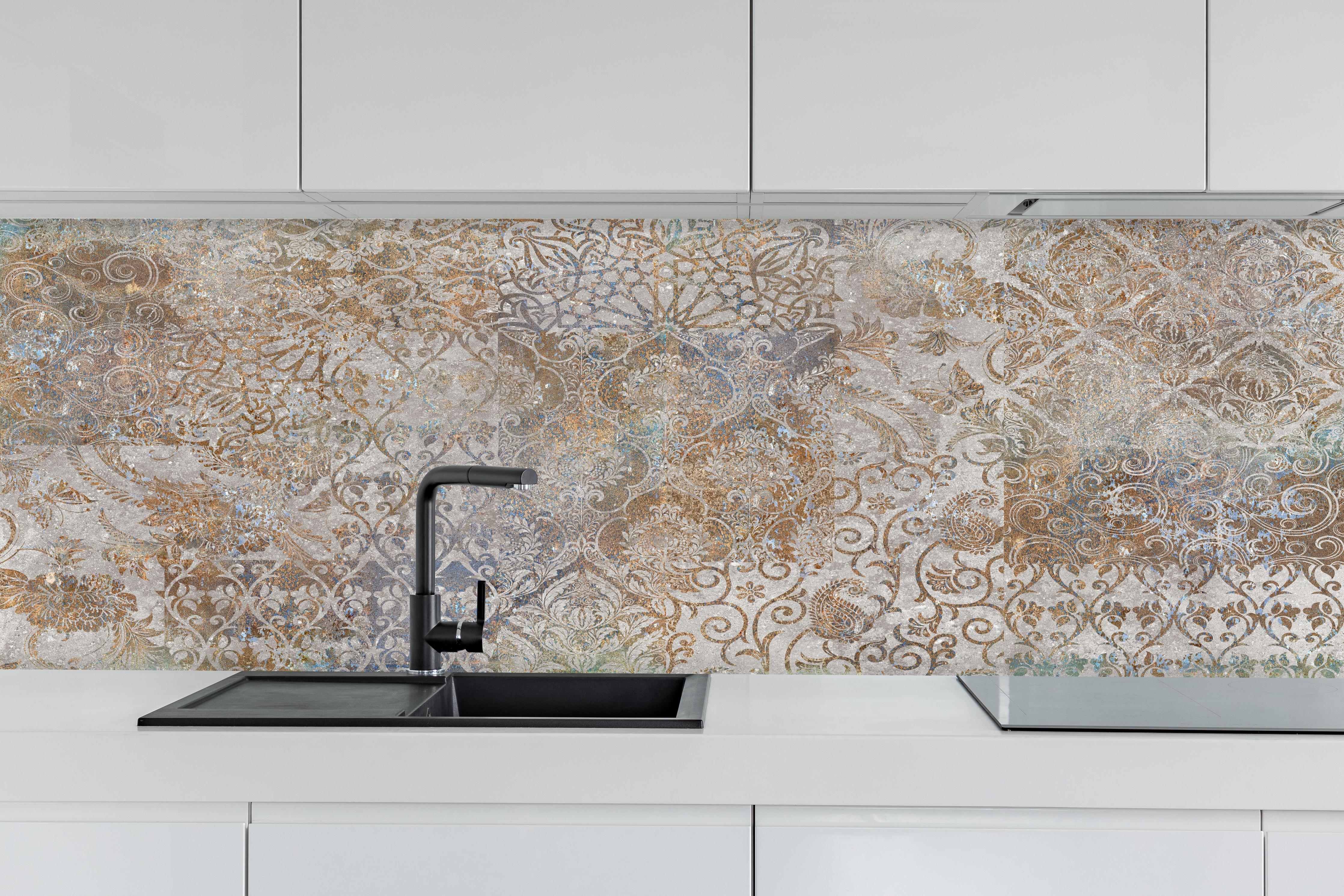 Küche - Vintage Florales Design hinter weißen Hochglanz-Küchenregalen und schwarzem Wasserhahn