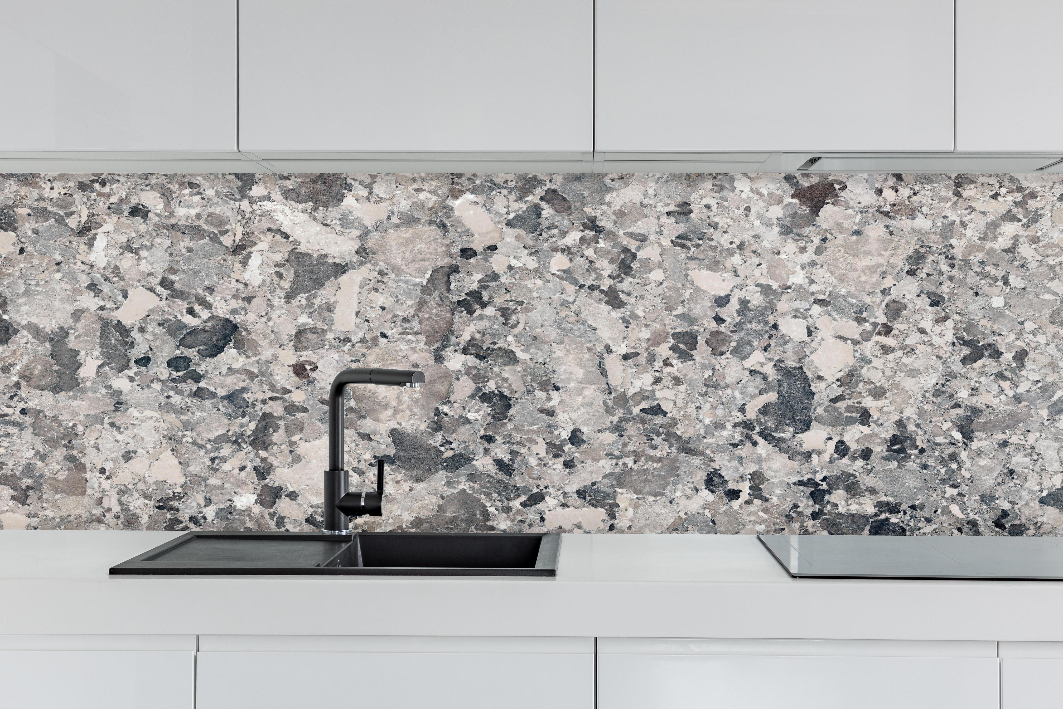 Küche - Vintage Granit-Textur hinter weißen Hochglanz-Küchenregalen und schwarzem Wasserhahn