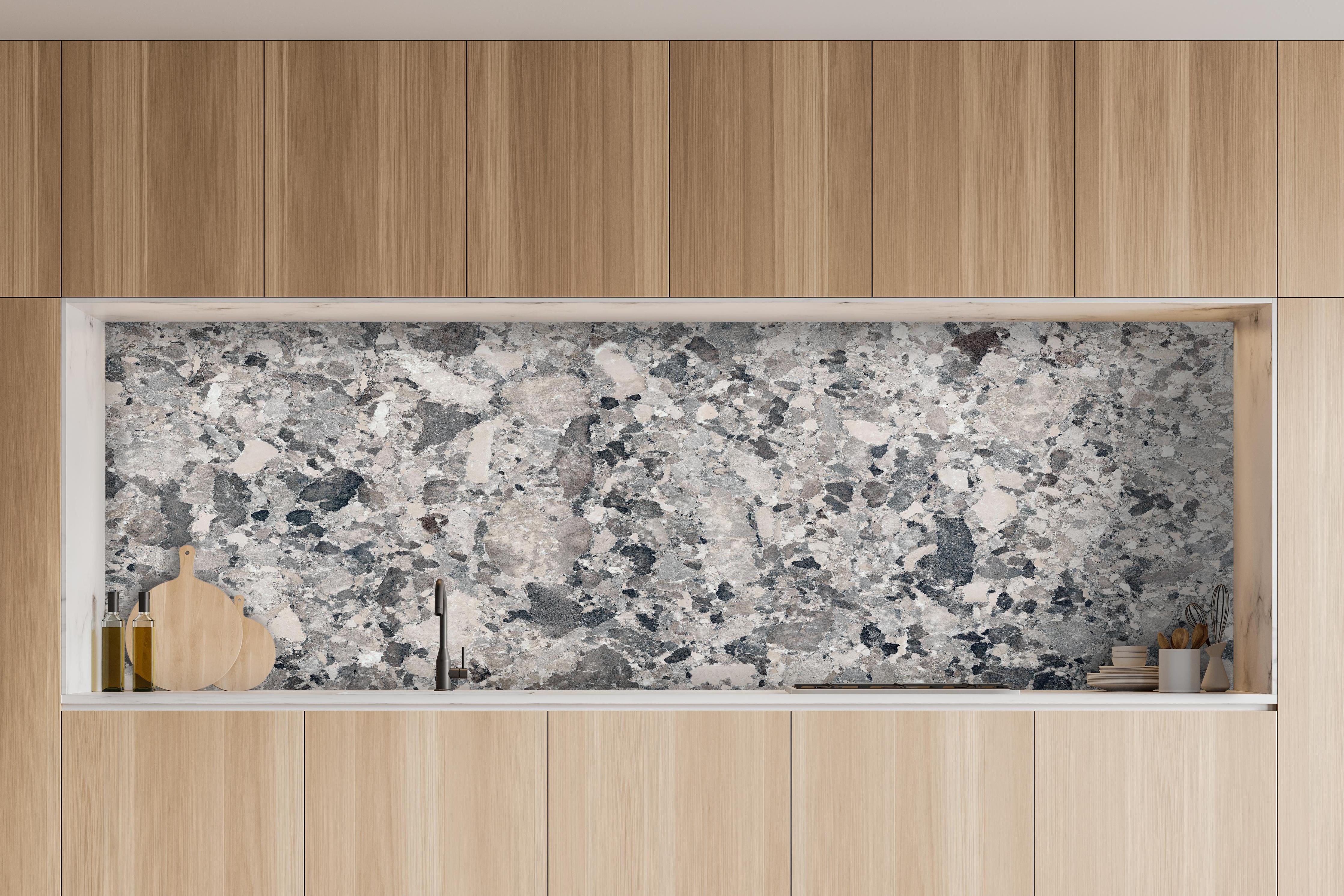 Küche - Vintage Granit-Textur hinter weißen Hochglanz-Küchenregalen und schwarzem Wasserhahn