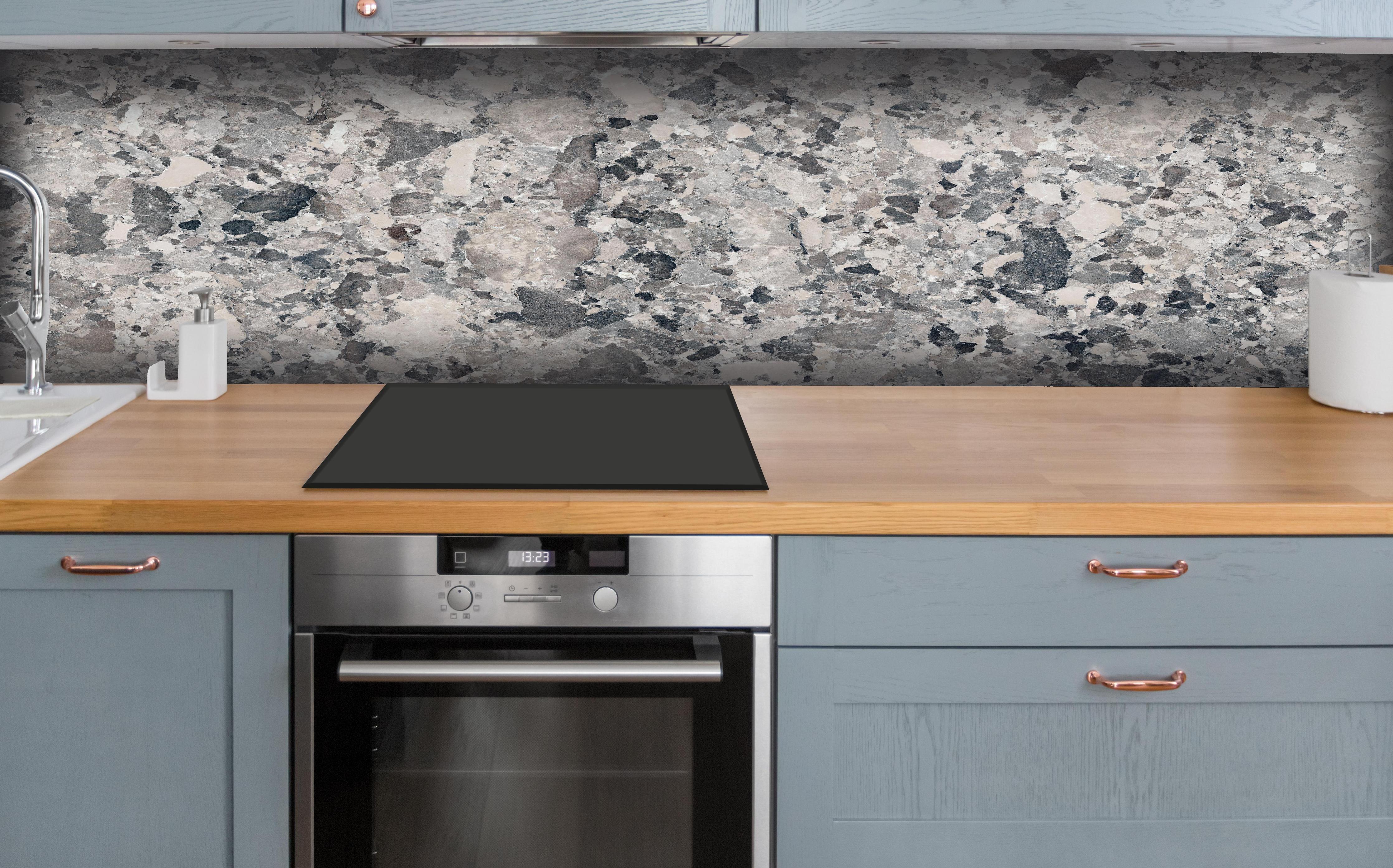 Küche - Vintage Granit-Textur hinter weißen Hochglanz-Küchenregalen und schwarzem Wasserhahn