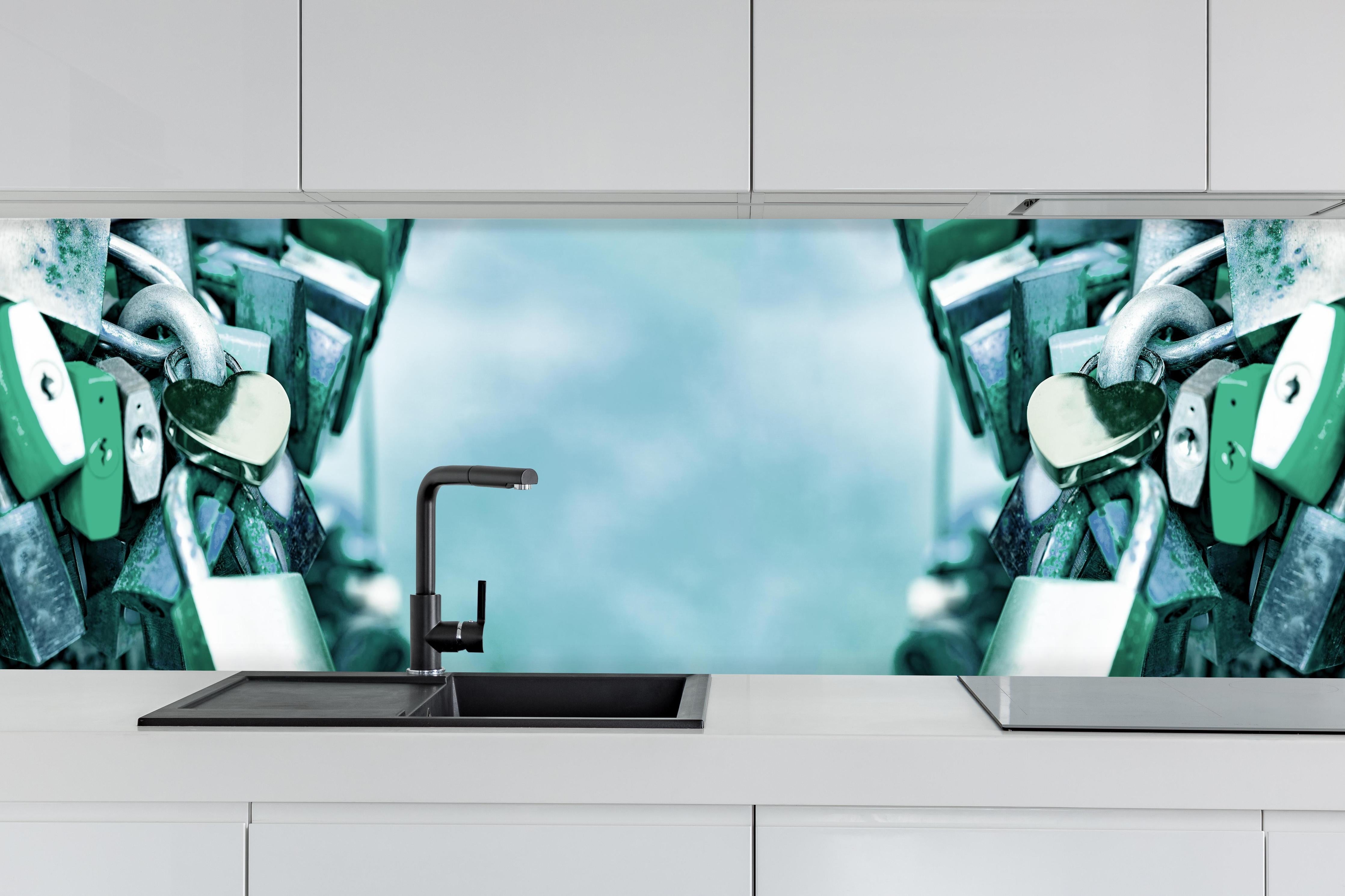 Küche - Vintage Liebesschlösser Panorama Blau-Grün hinter weißen Hochglanz-Küchenregalen und schwarzem Wasserhahn