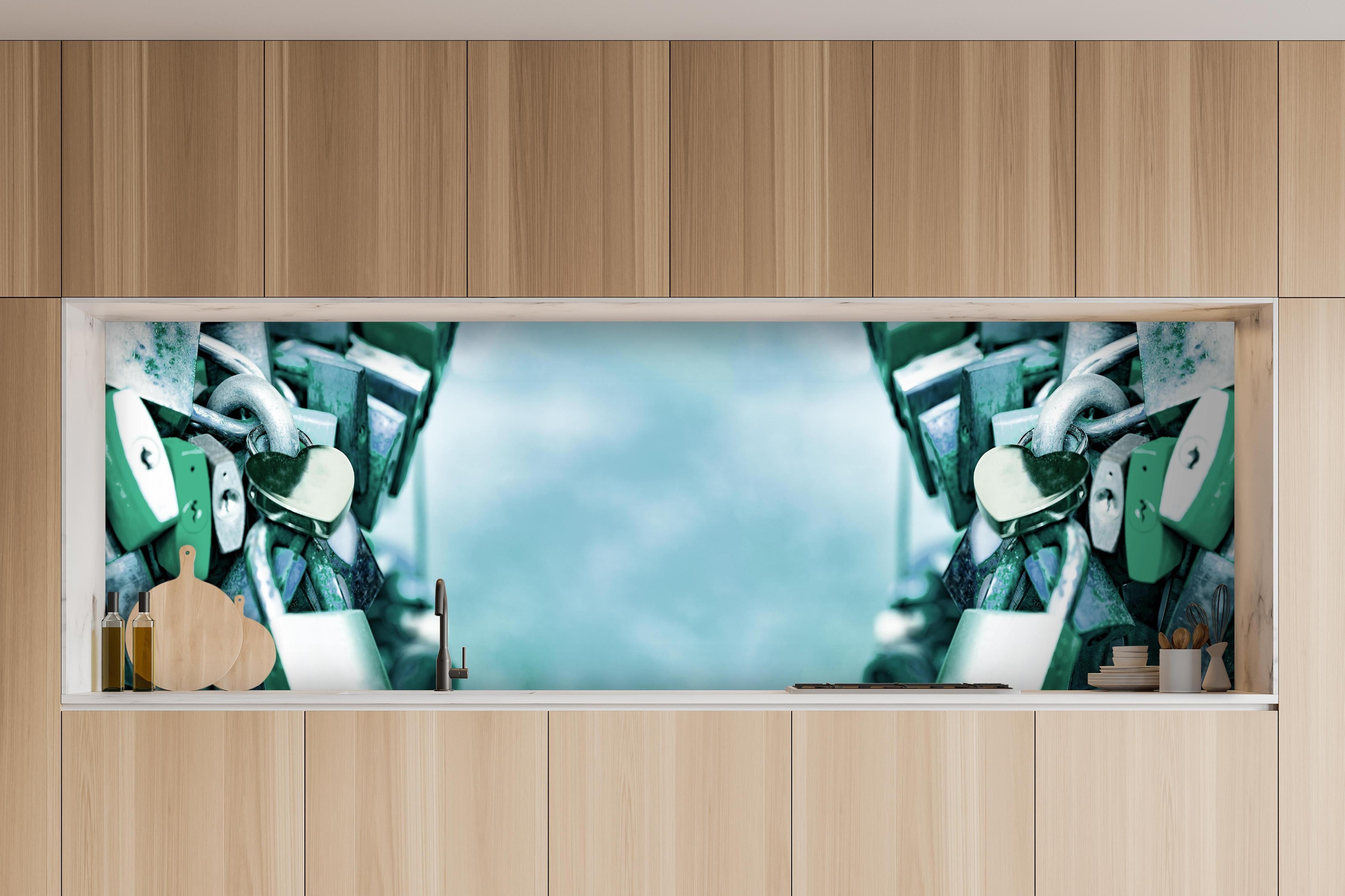 Küche - Vintage Liebesschlösser Panorama Blau-Grün hinter weißen Hochglanz-Küchenregalen und schwarzem Wasserhahn