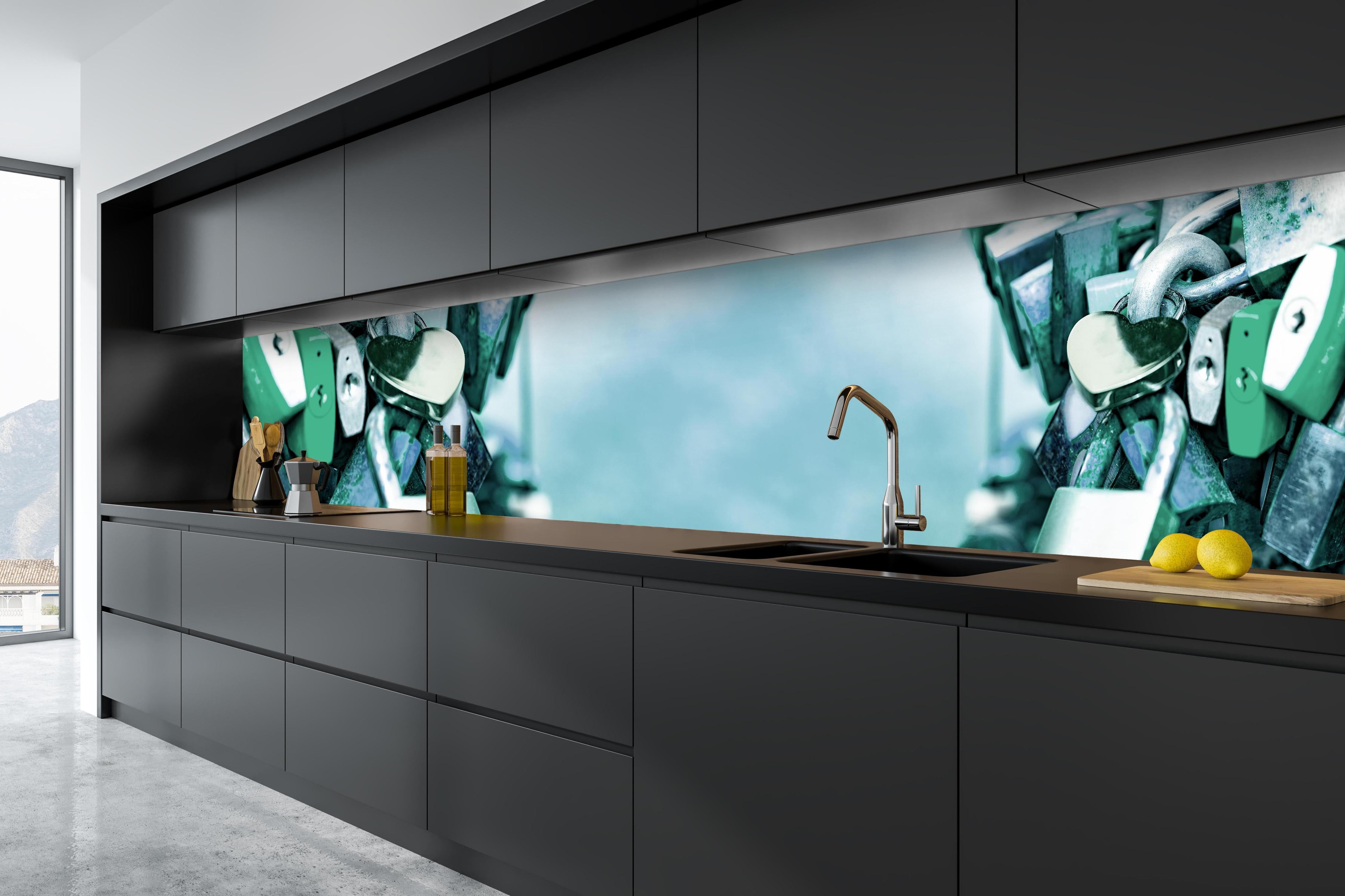 Küche - Vintage Liebesschlösser Panorama Blau-Grün hinter weißen Hochglanz-Küchenregalen und schwarzem Wasserhahn