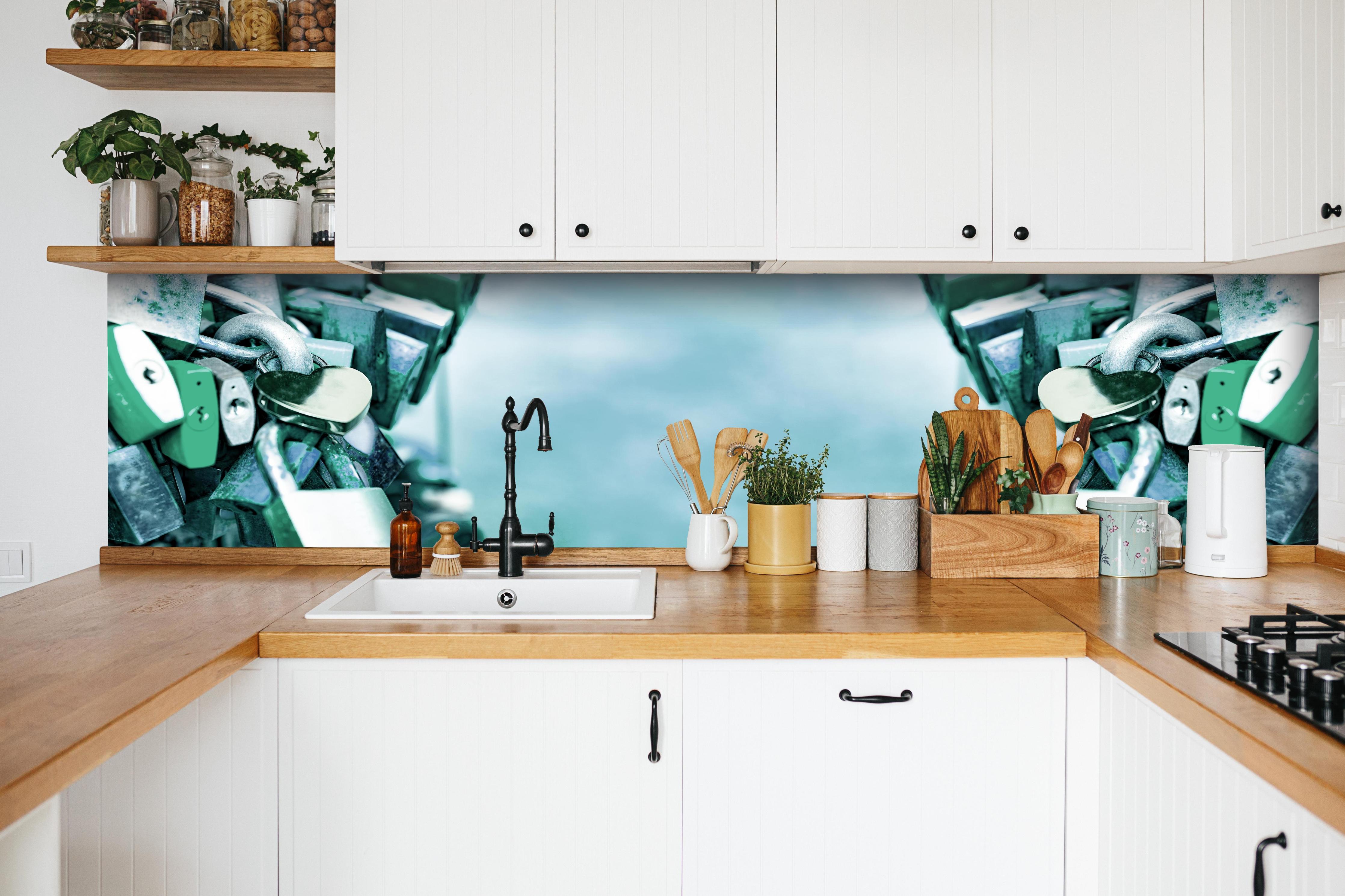 Küche - Vintage Liebesschlösser Panorama Blau-Grün hinter weißen Hochglanz-Küchenregalen und schwarzem Wasserhahn