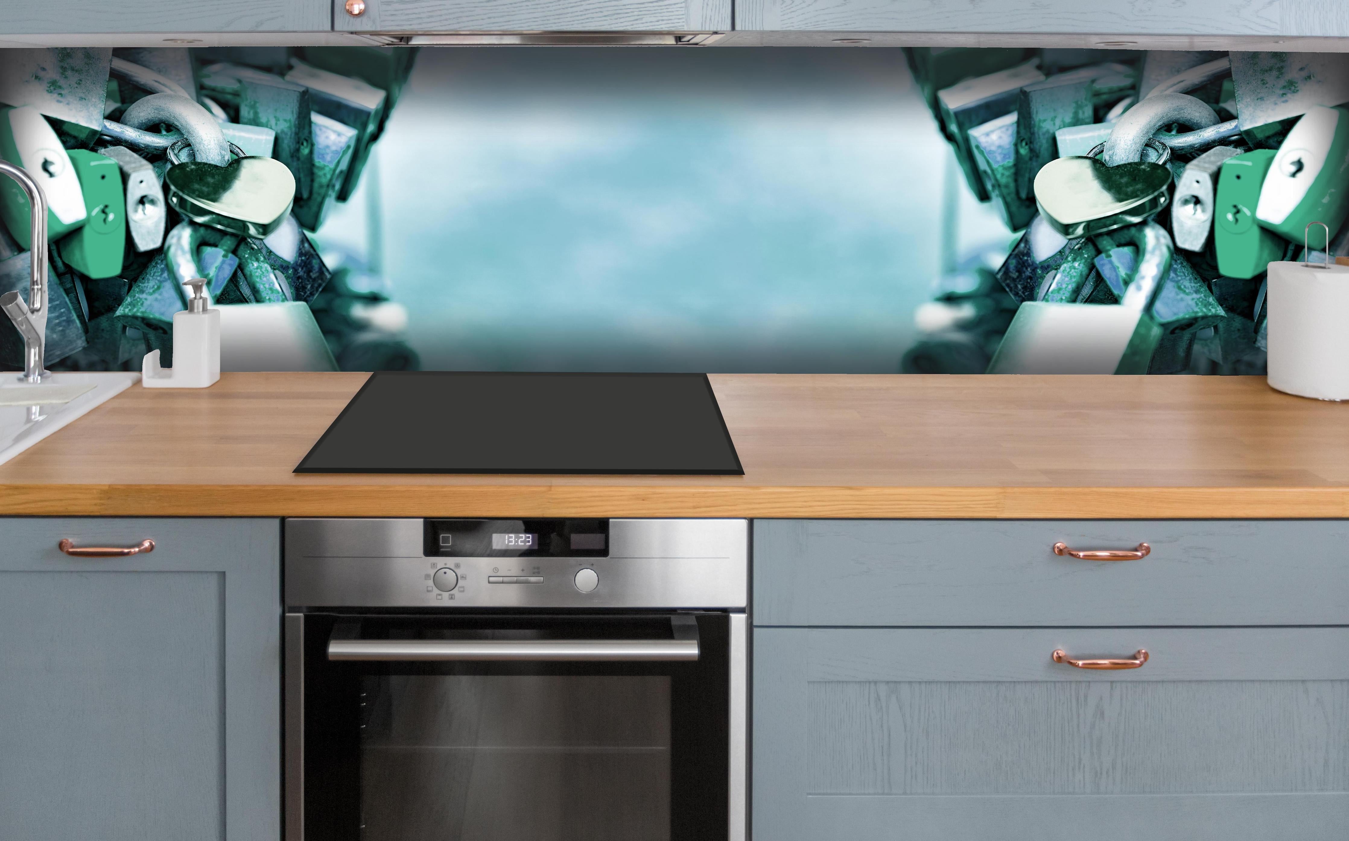 Küche - Vintage Liebesschlösser Panorama Blau-Grün hinter weißen Hochglanz-Küchenregalen und schwarzem Wasserhahn