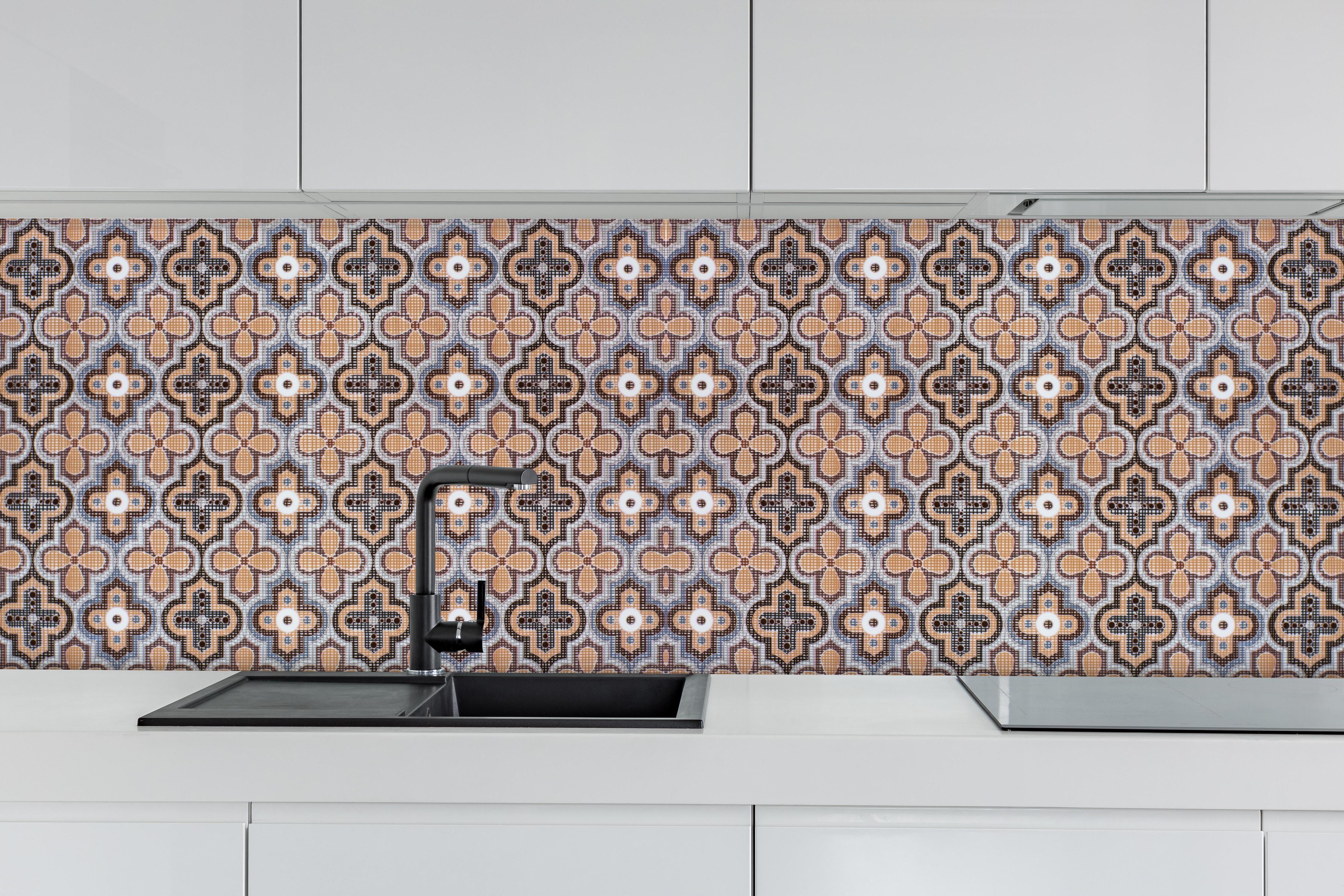 Küche - Vintage Muster in Erdtönen hinter weißen Hochglanz-Küchenregalen und schwarzem Wasserhahn