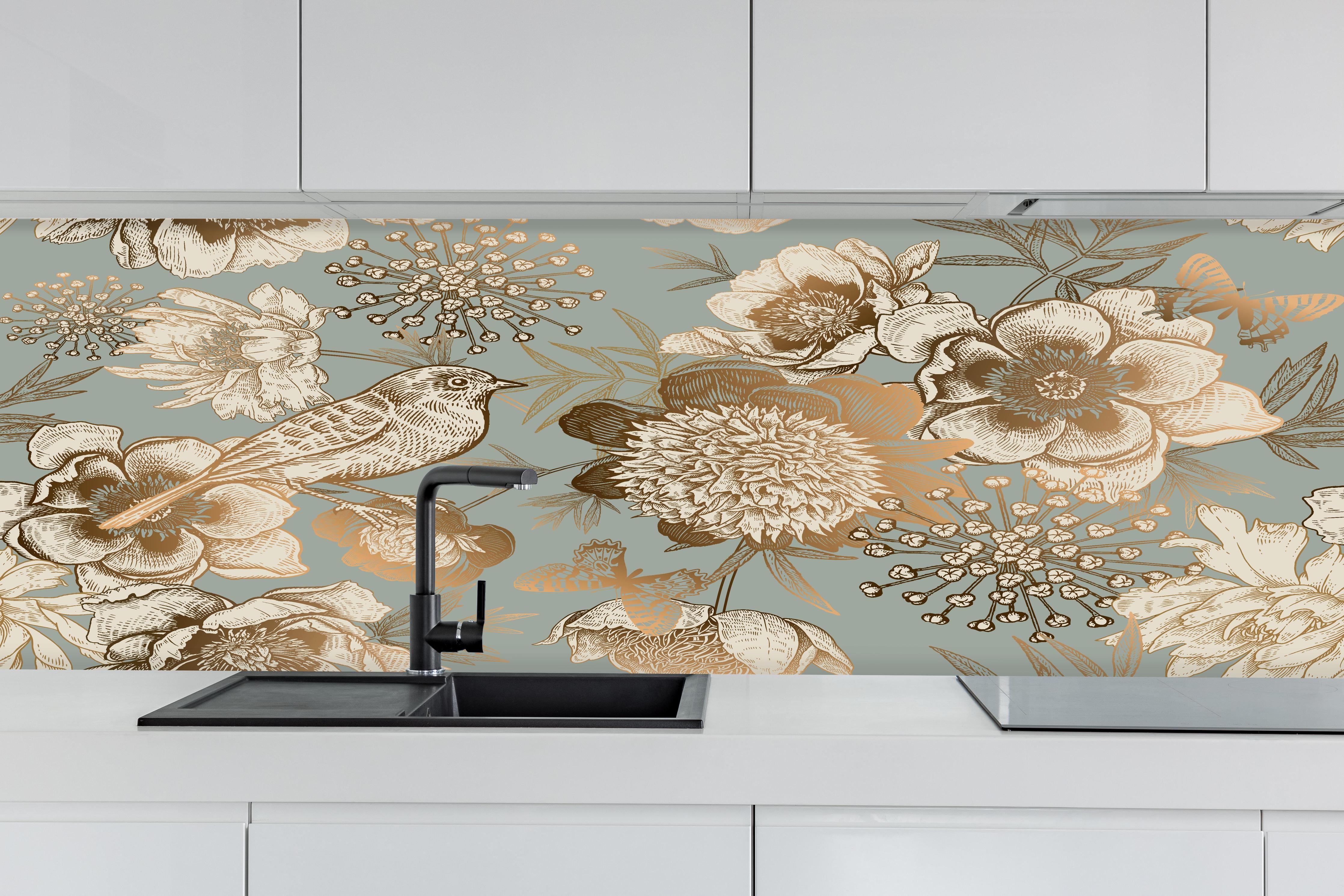 Küche - Vintage Peonien Vogelmotiv Beige Braun hinter weißen Hochglanz-Küchenregalen und schwarzem Wasserhahn