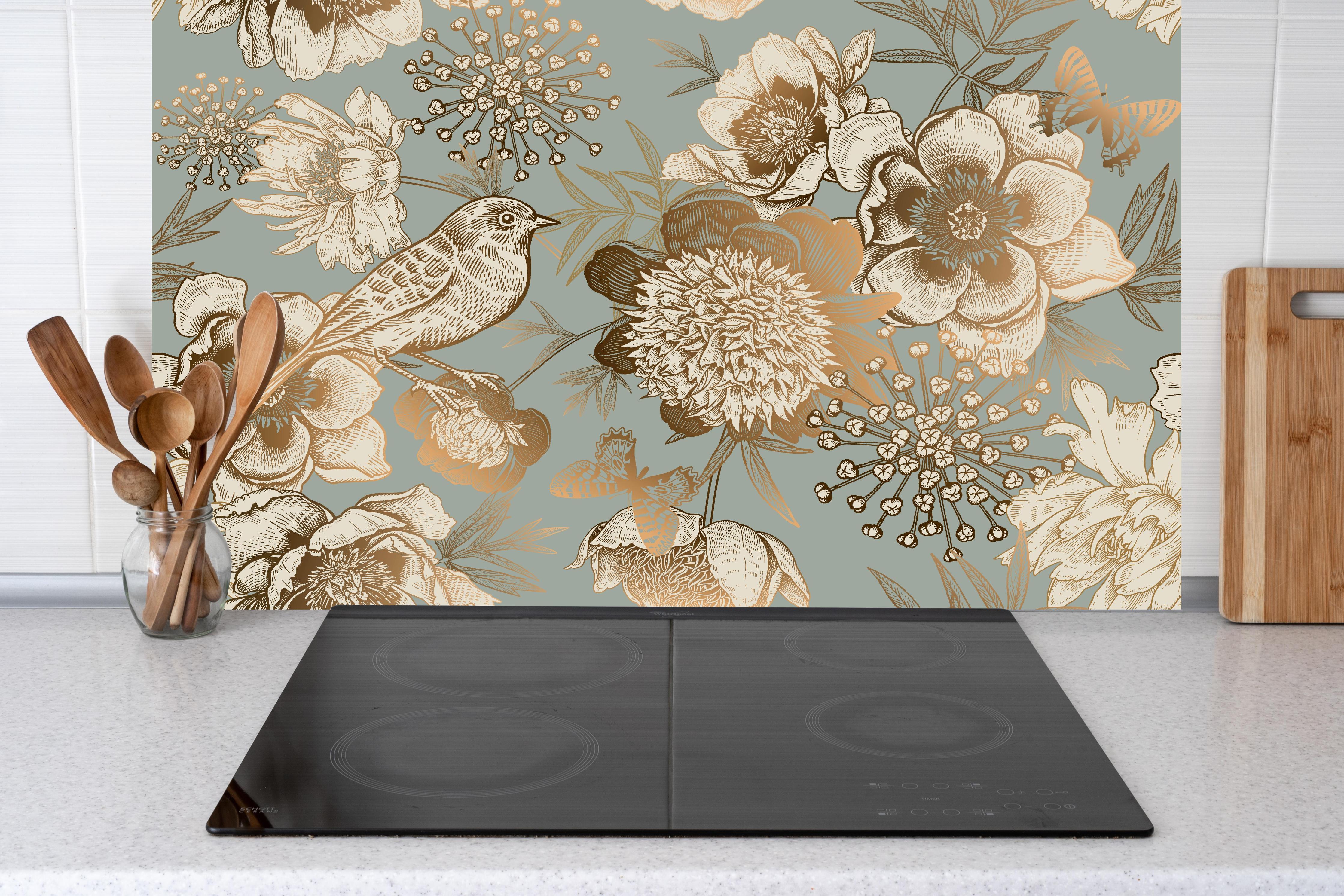 Küche - Vintage Peonien Vogelmotiv Beige Braun hinter weißen Hochglanz-Küchenregalen und schwarzem Wasserhahn