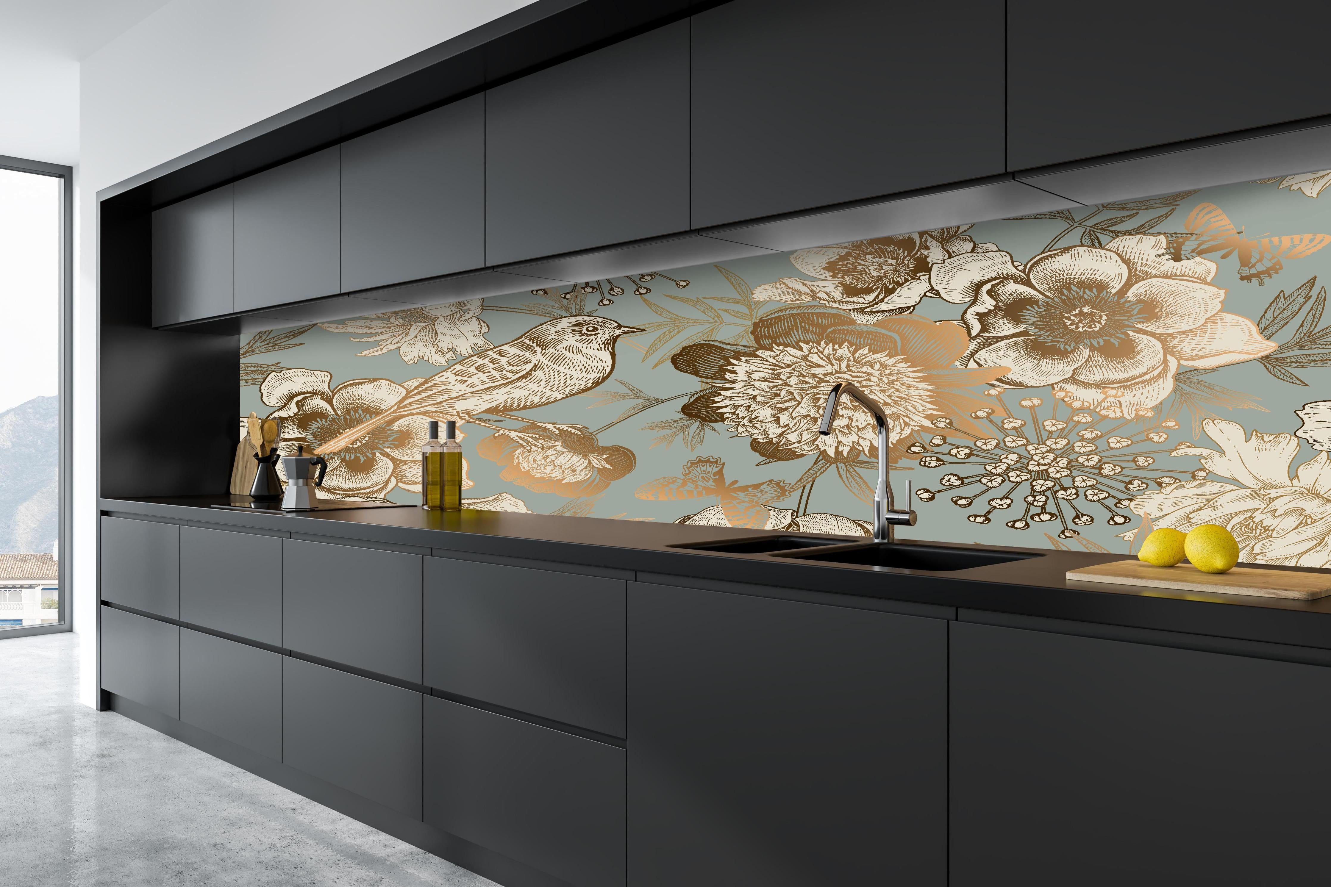 Küche - Vintage Peonien Vogelmotiv Beige Braun hinter weißen Hochglanz-Küchenregalen und schwarzem Wasserhahn