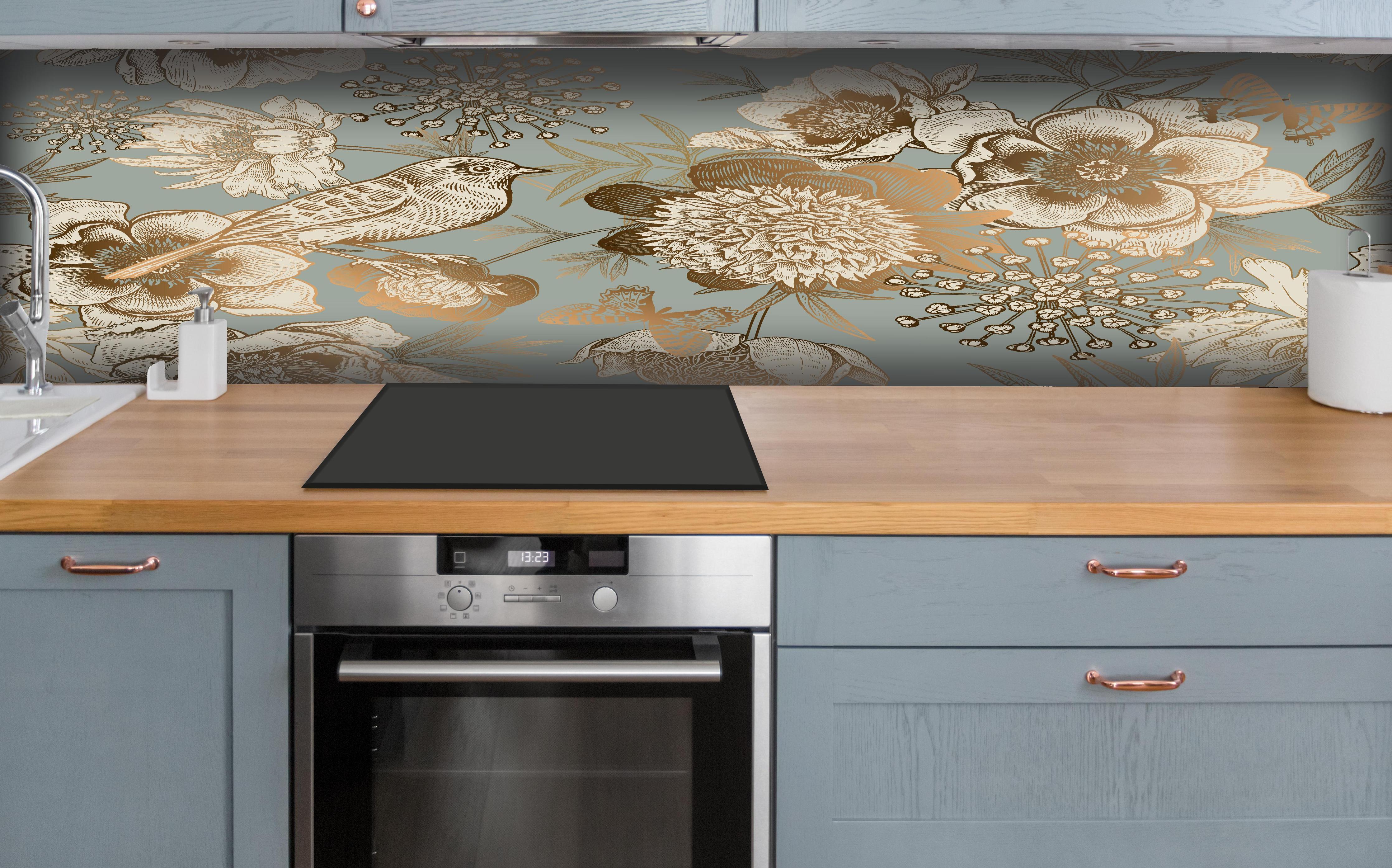 Küche - Vintage Peonien Vogelmotiv Beige Braun hinter weißen Hochglanz-Küchenregalen und schwarzem Wasserhahn