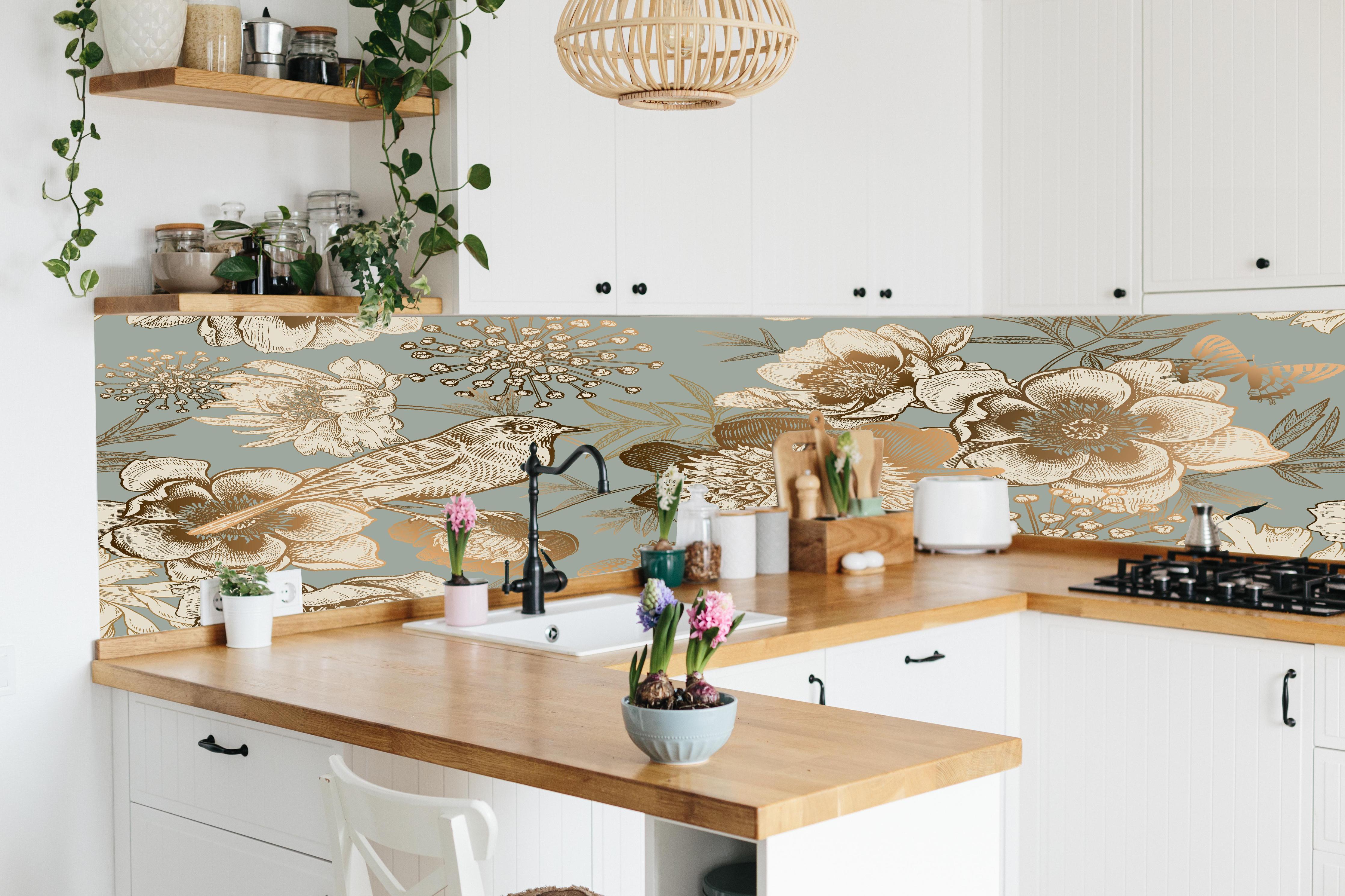 Küche - Vintage Peonien Vogelmotiv Beige Braun hinter weißen Hochglanz-Küchenregalen und schwarzem Wasserhahn