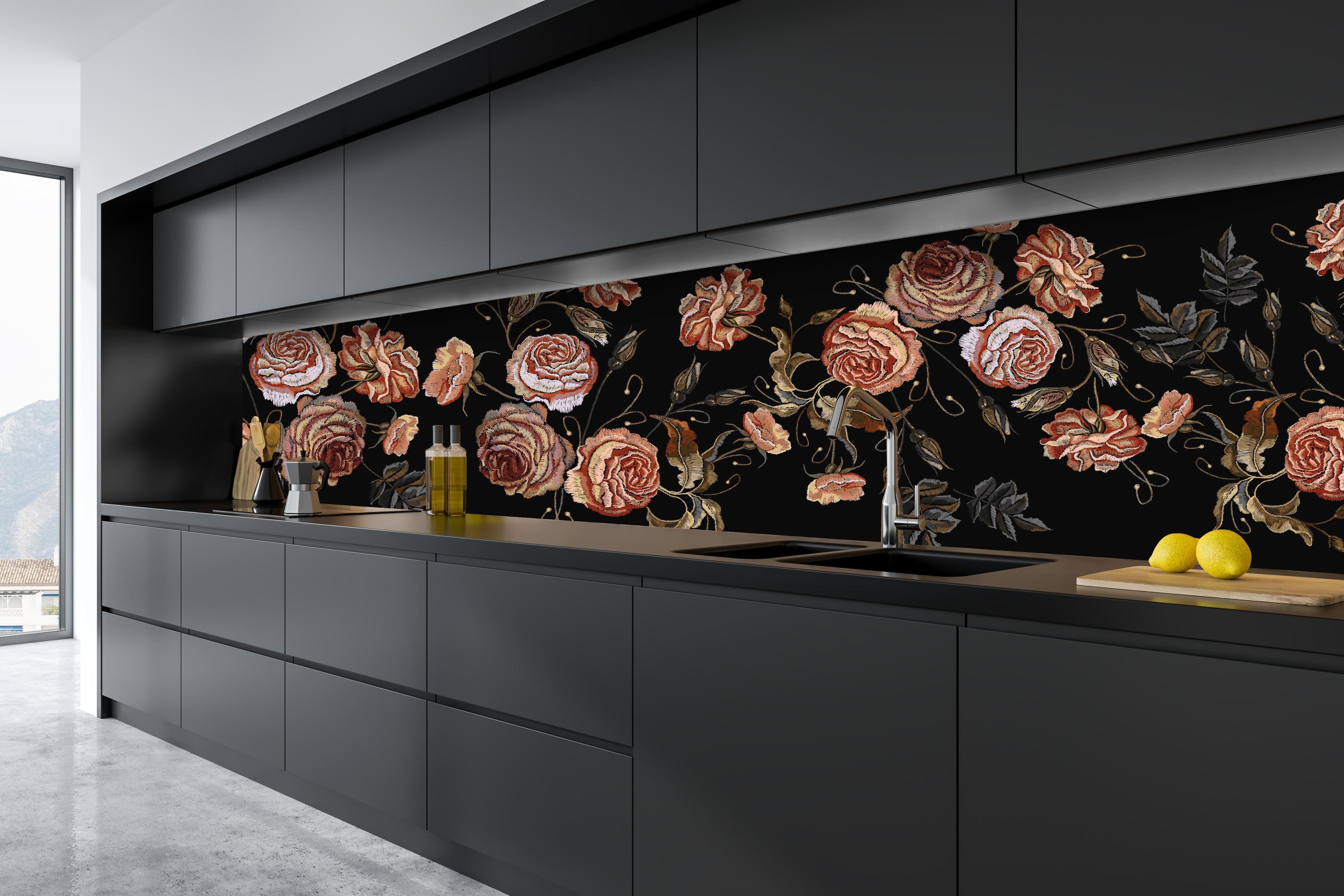 Küche - Vintage Rosen Stickmuster Renaissance Schwarz hinter weißen Hochglanz-Küchenregalen und schwarzem Wasserhahn