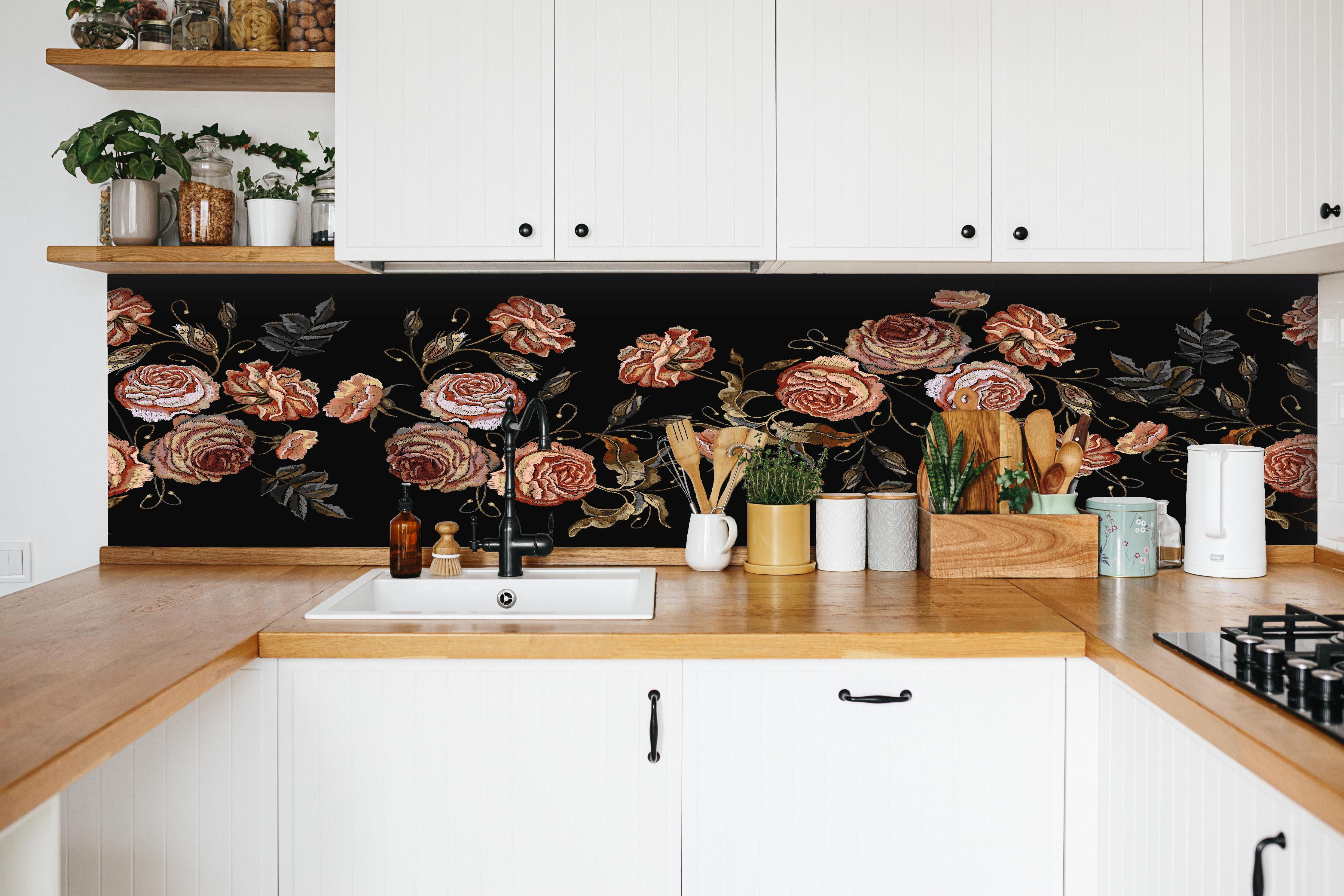 Küche - Vintage Rosen Stickmuster Renaissance Schwarz hinter weißen Hochglanz-Küchenregalen und schwarzem Wasserhahn