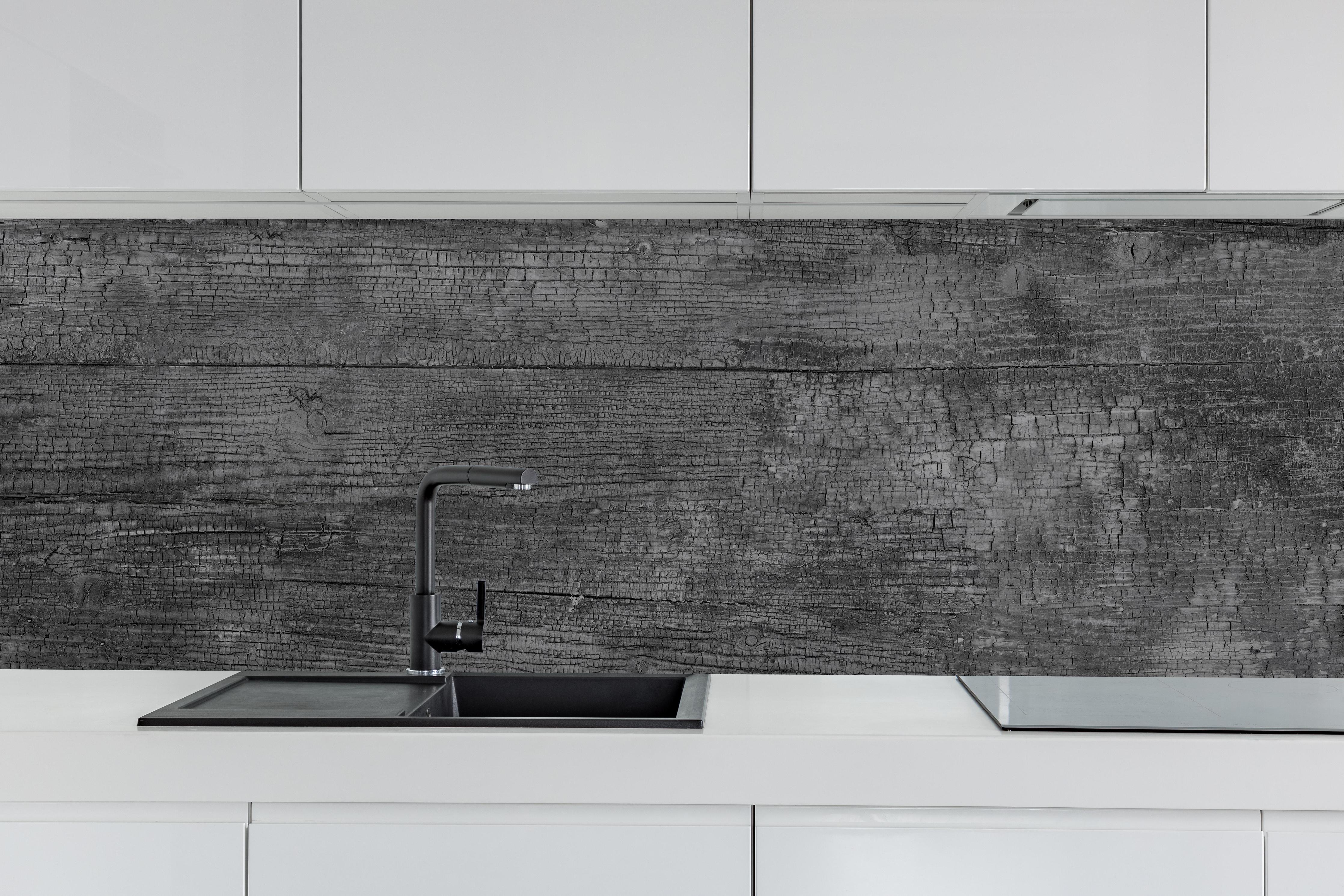 Küche - Vintage Schwarz-Graue Altholz-Textur hinter weißen Hochglanz-Küchenregalen und schwarzem Wasserhahn
