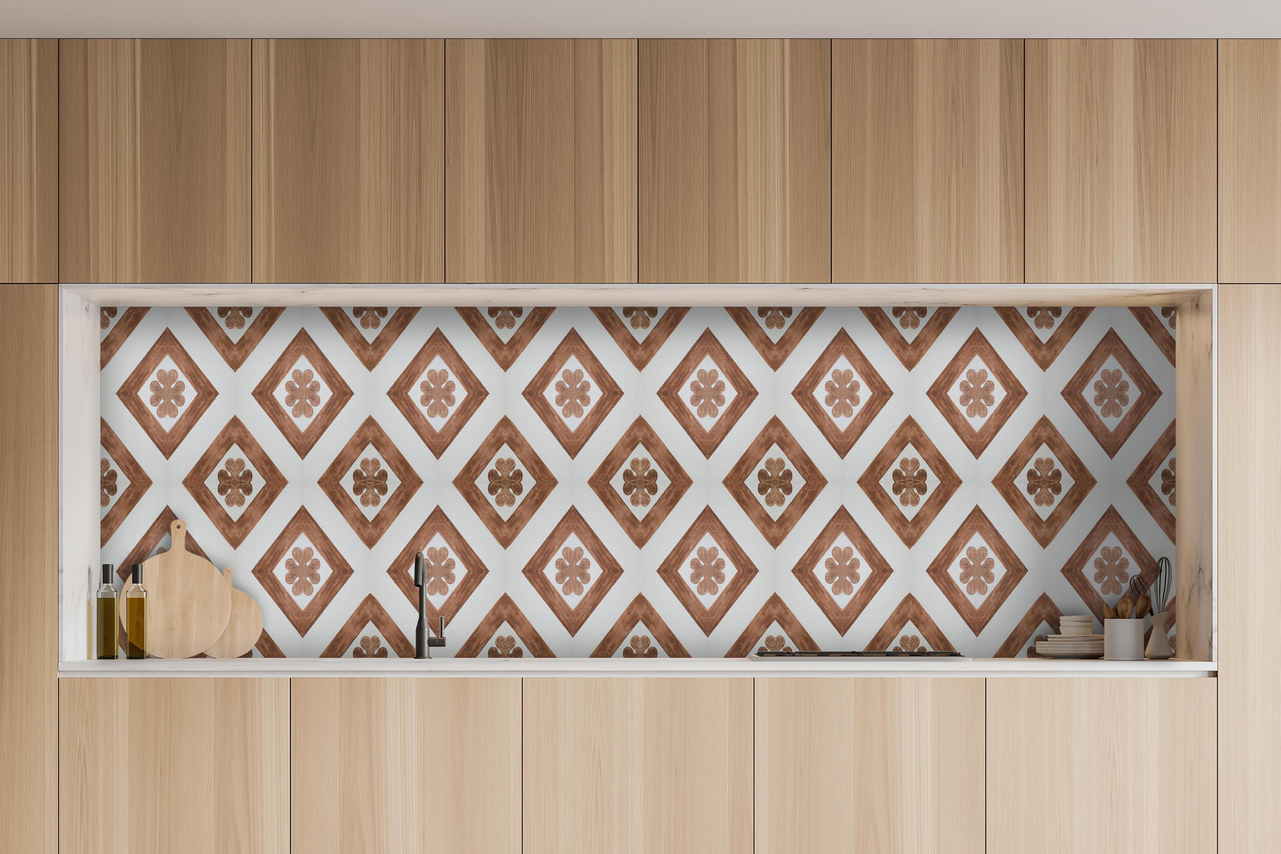 Küche - Vintage Shabby Mosaik Fliesentextur Braun-Weiß hinter weißen Hochglanz-Küchenregalen und schwarzem Wasserhahn