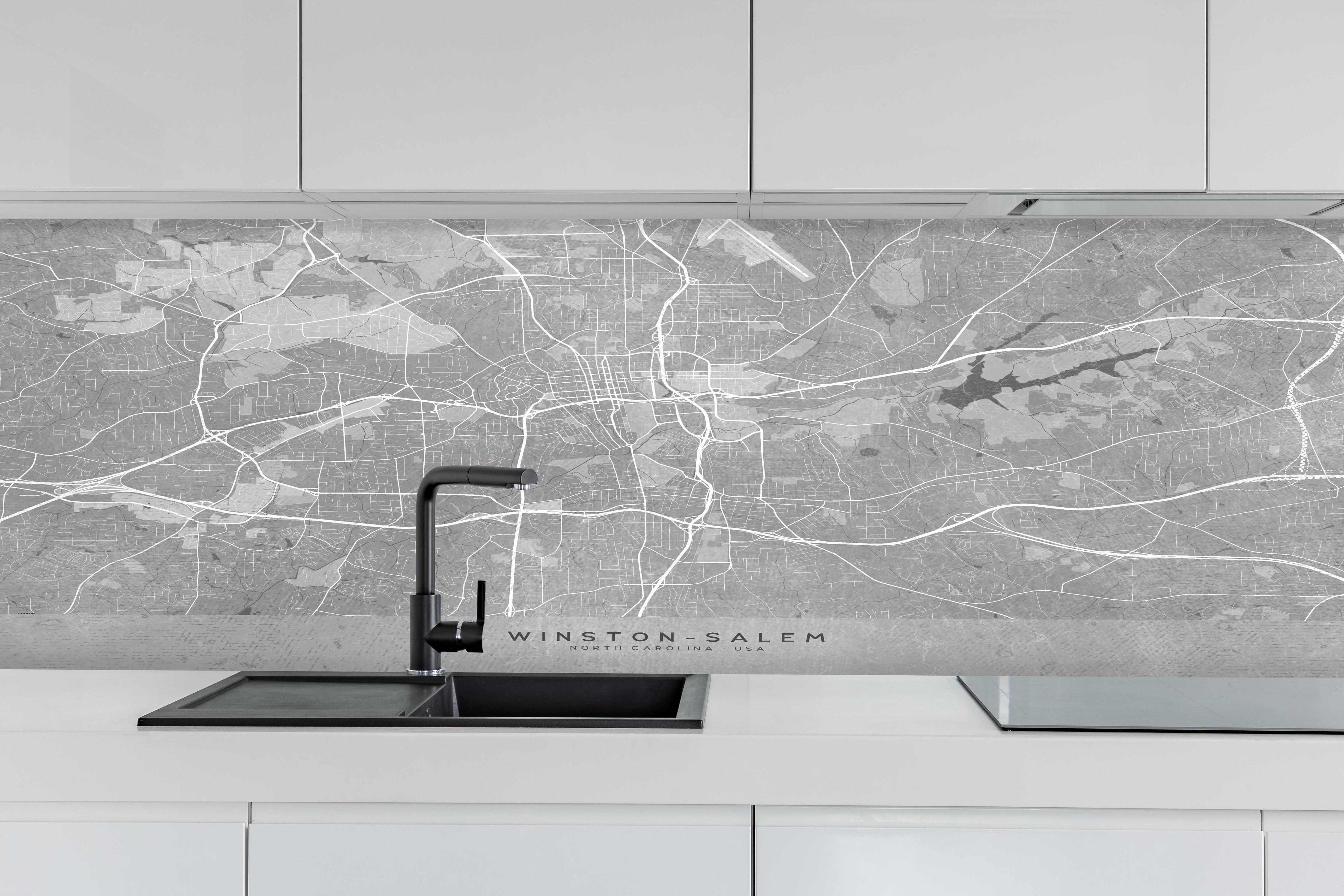 Küche - Vintage-Stadtplan Winston Salem in Grau hinter weißen Hochglanz-Küchenregalen und schwarzem Wasserhahn
