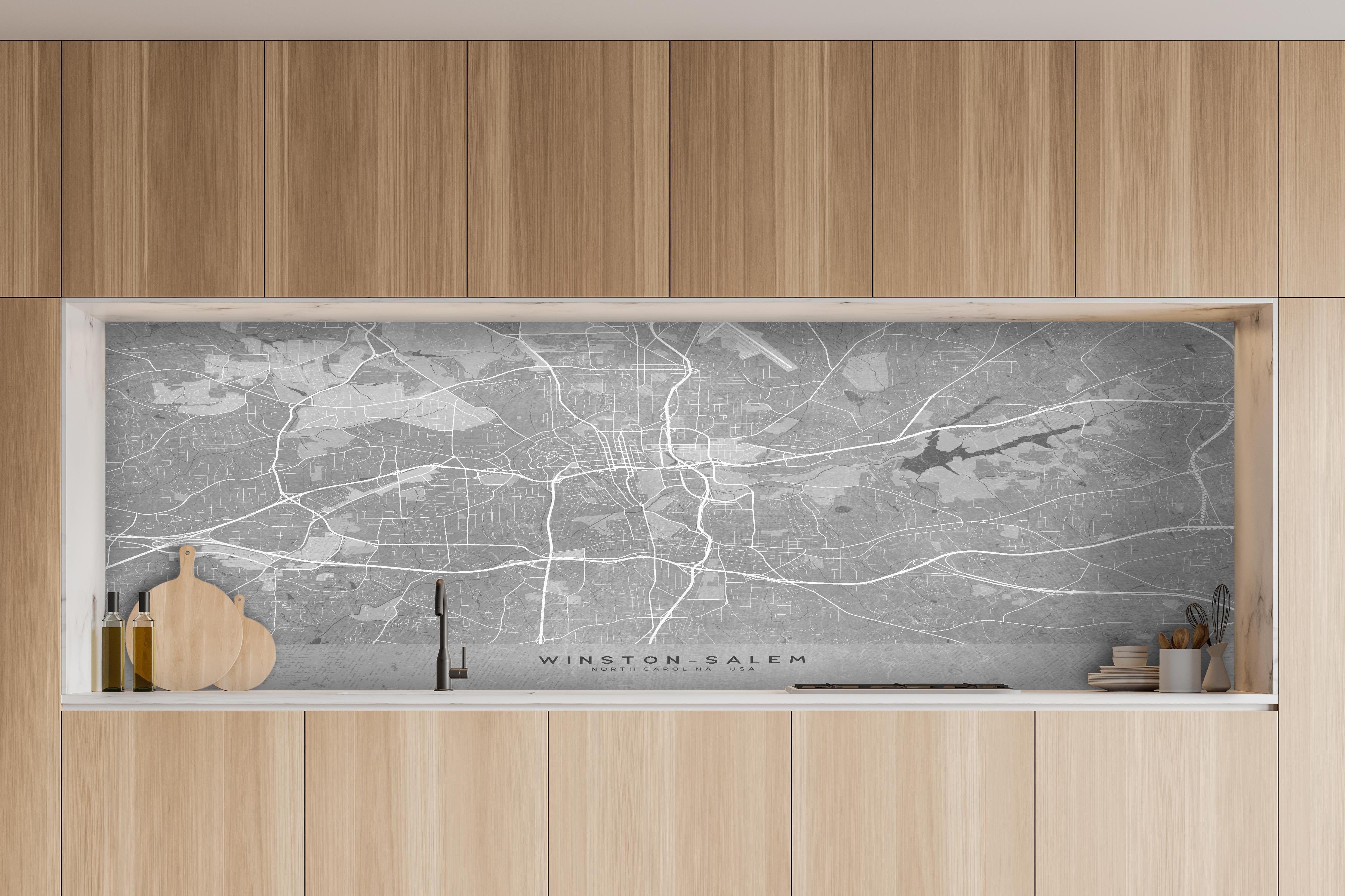 Küche - Vintage-Stadtplan Winston Salem in Grau hinter weißen Hochglanz-Küchenregalen und schwarzem Wasserhahn