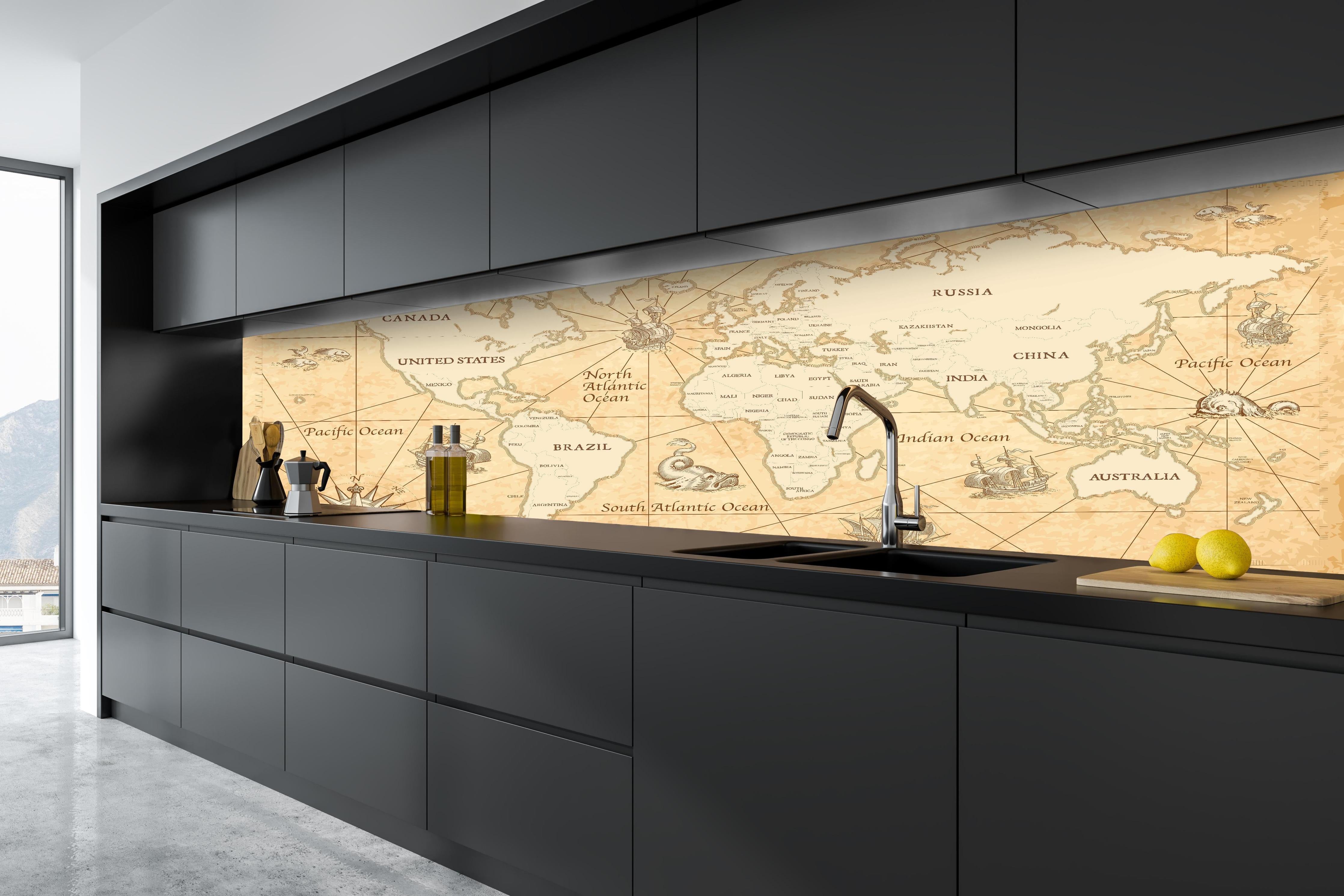 Küche - Vintage Stilisierte Antike Weltkarte Poster hinter weißen Hochglanz-Küchenregalen und schwarzem Wasserhahn