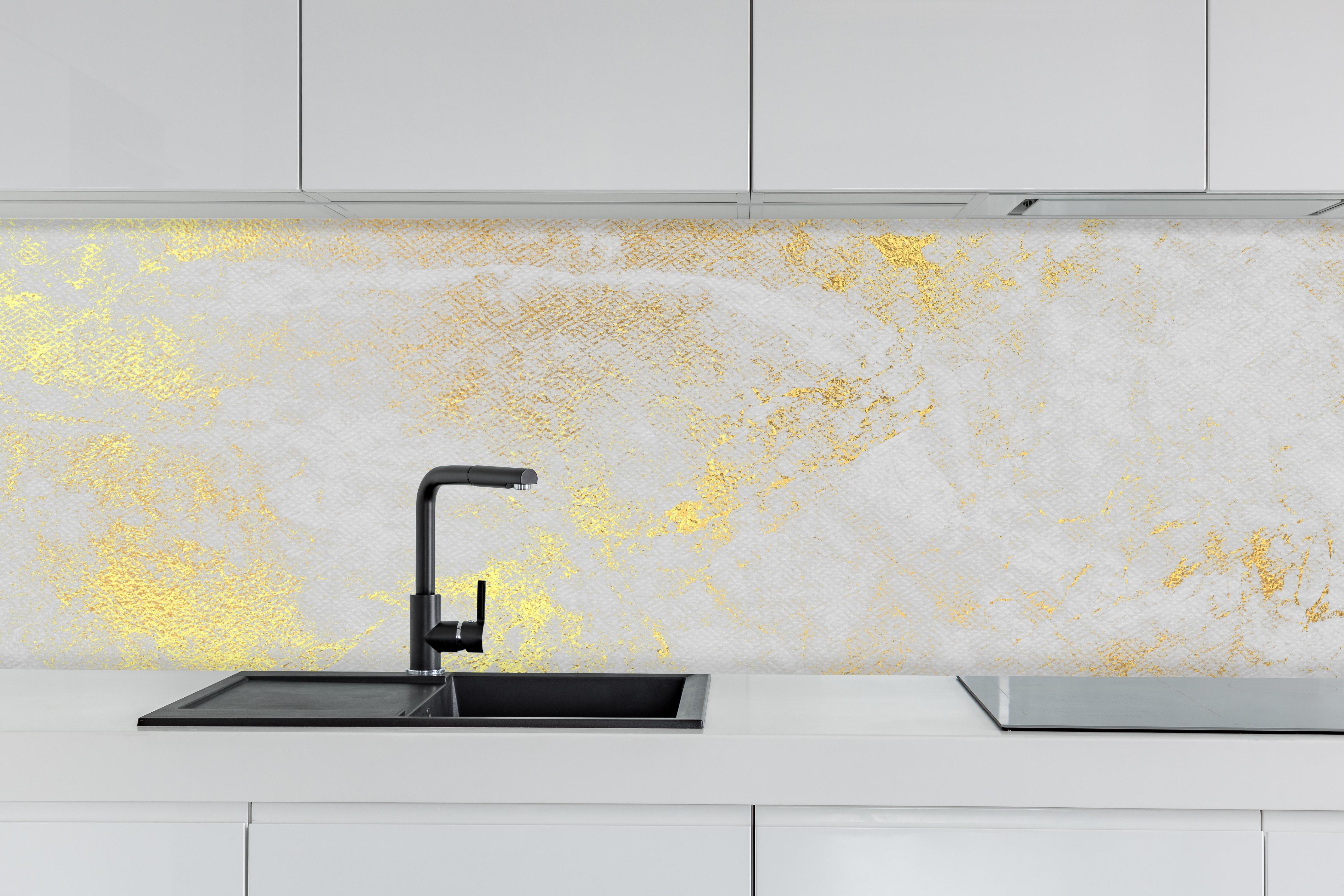 Küche - Vintage Zement - Gold hinter weißen Hochglanz-Küchenregalen und schwarzem Wasserhahn