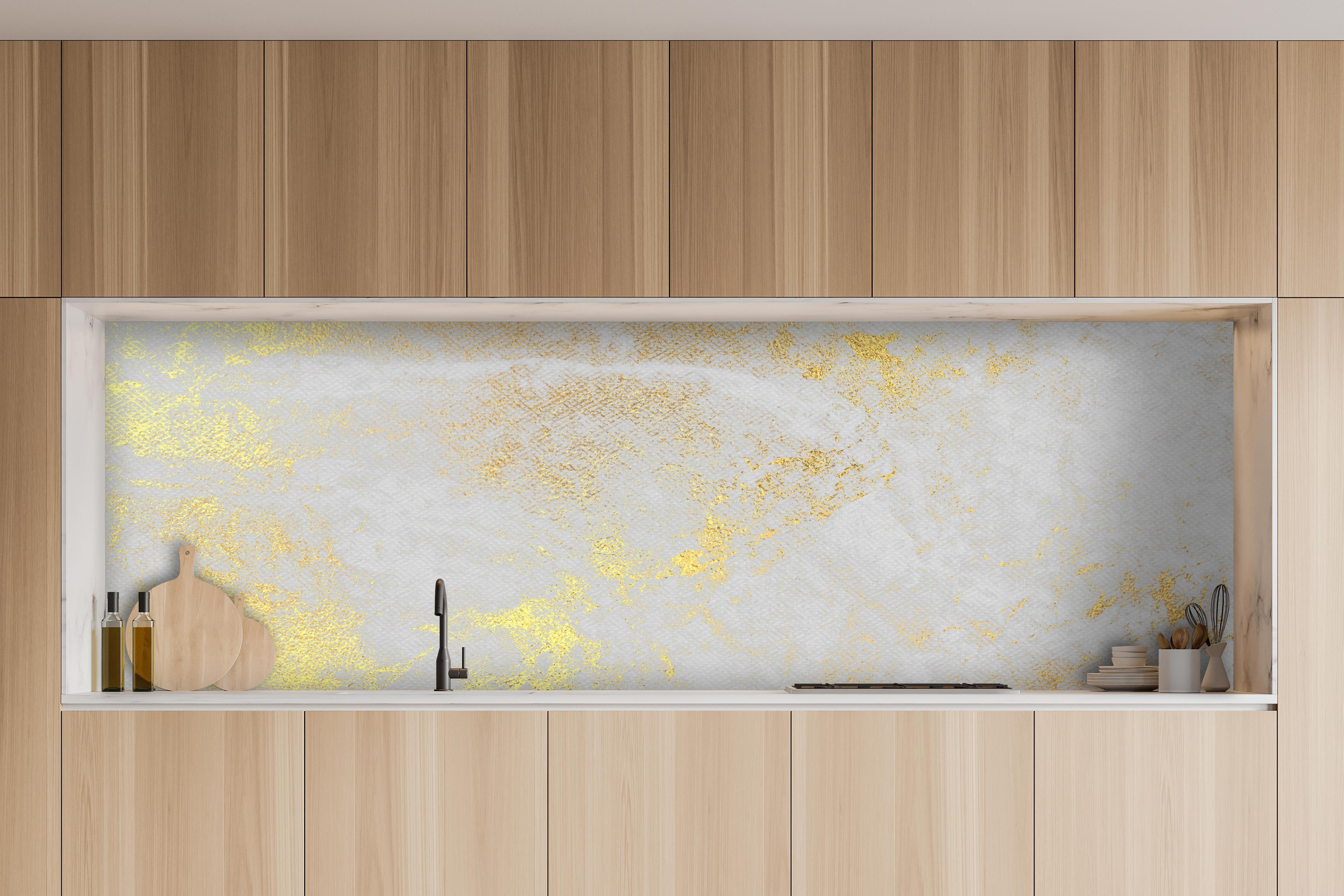 Küche - Vintage Zement - Gold hinter weißen Hochglanz-Küchenregalen und schwarzem Wasserhahn