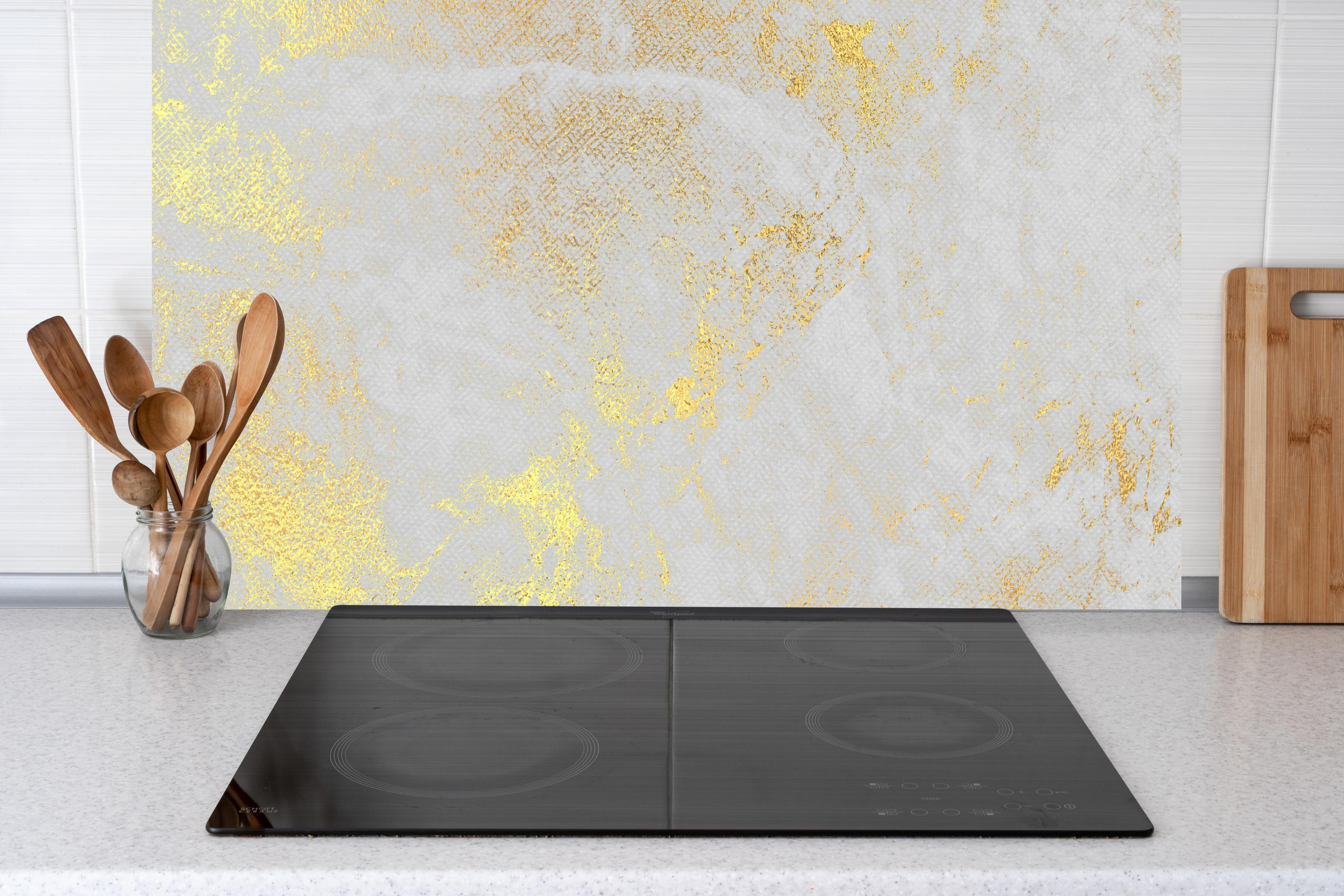 Küche - Vintage Zement - Gold hinter weißen Hochglanz-Küchenregalen und schwarzem Wasserhahn