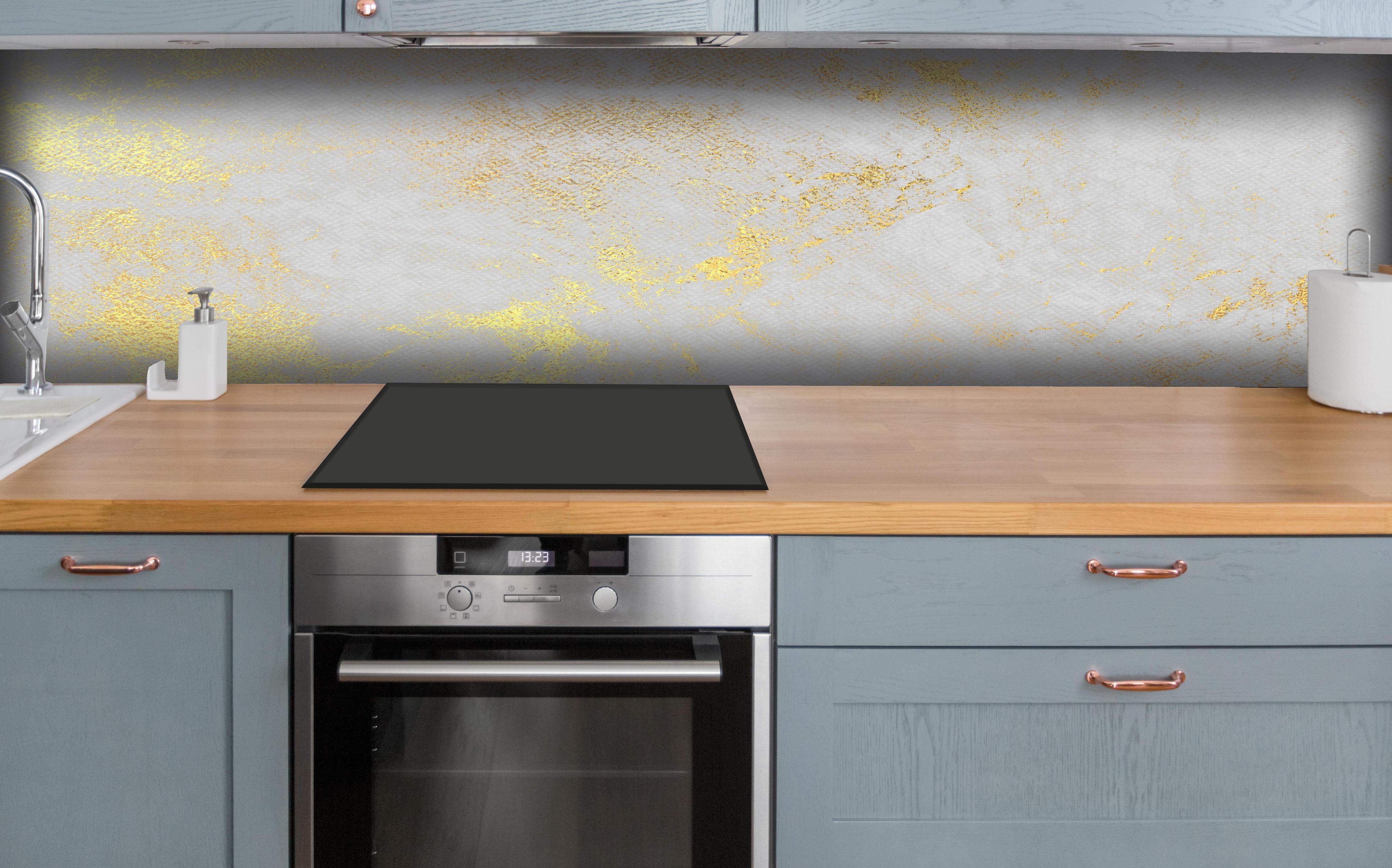 Küche - Vintage Zement - Gold hinter weißen Hochglanz-Küchenregalen und schwarzem Wasserhahn