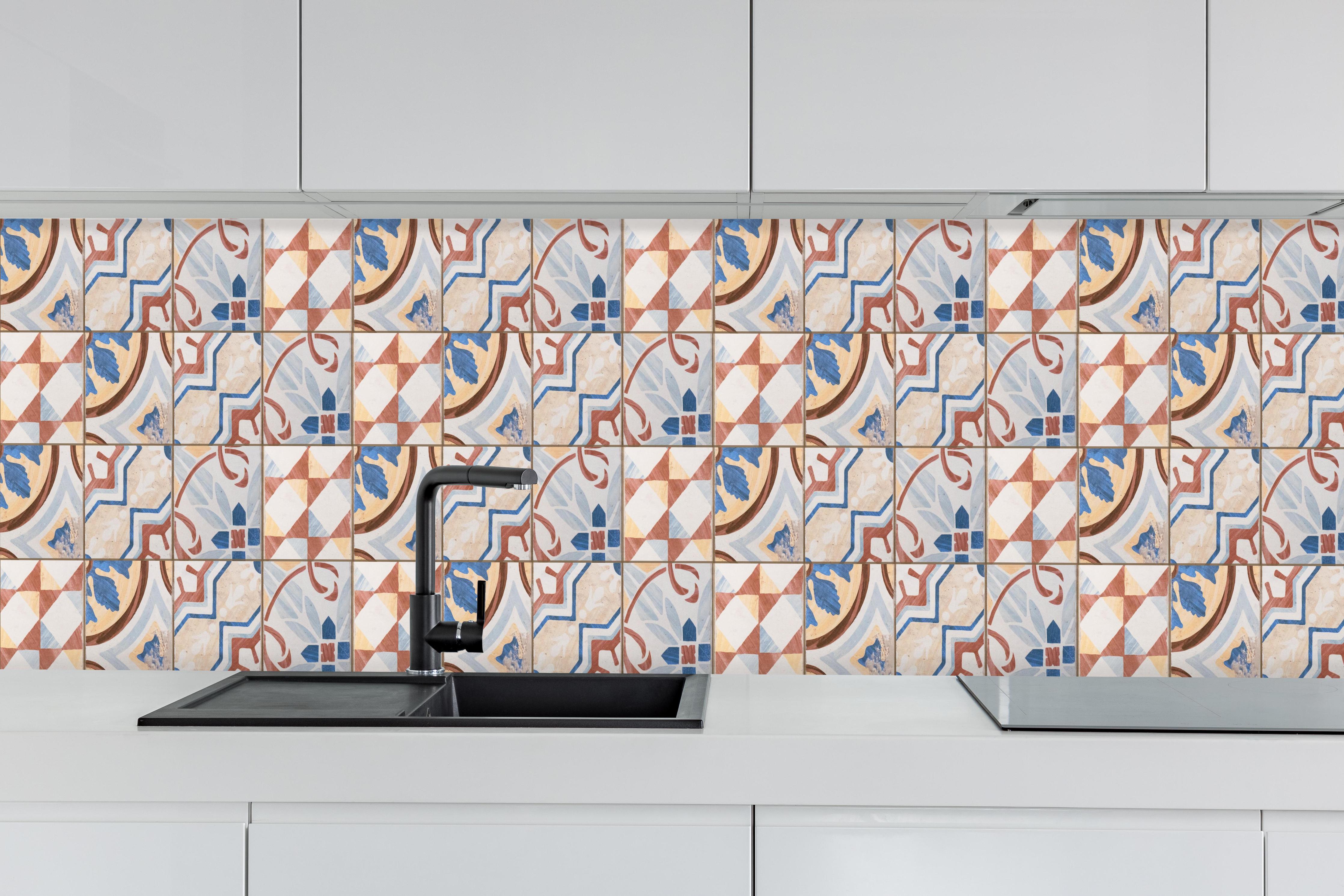 Küche - Vintage Zement Fliesen hinter weißen Hochglanz-Küchenregalen und schwarzem Wasserhahn