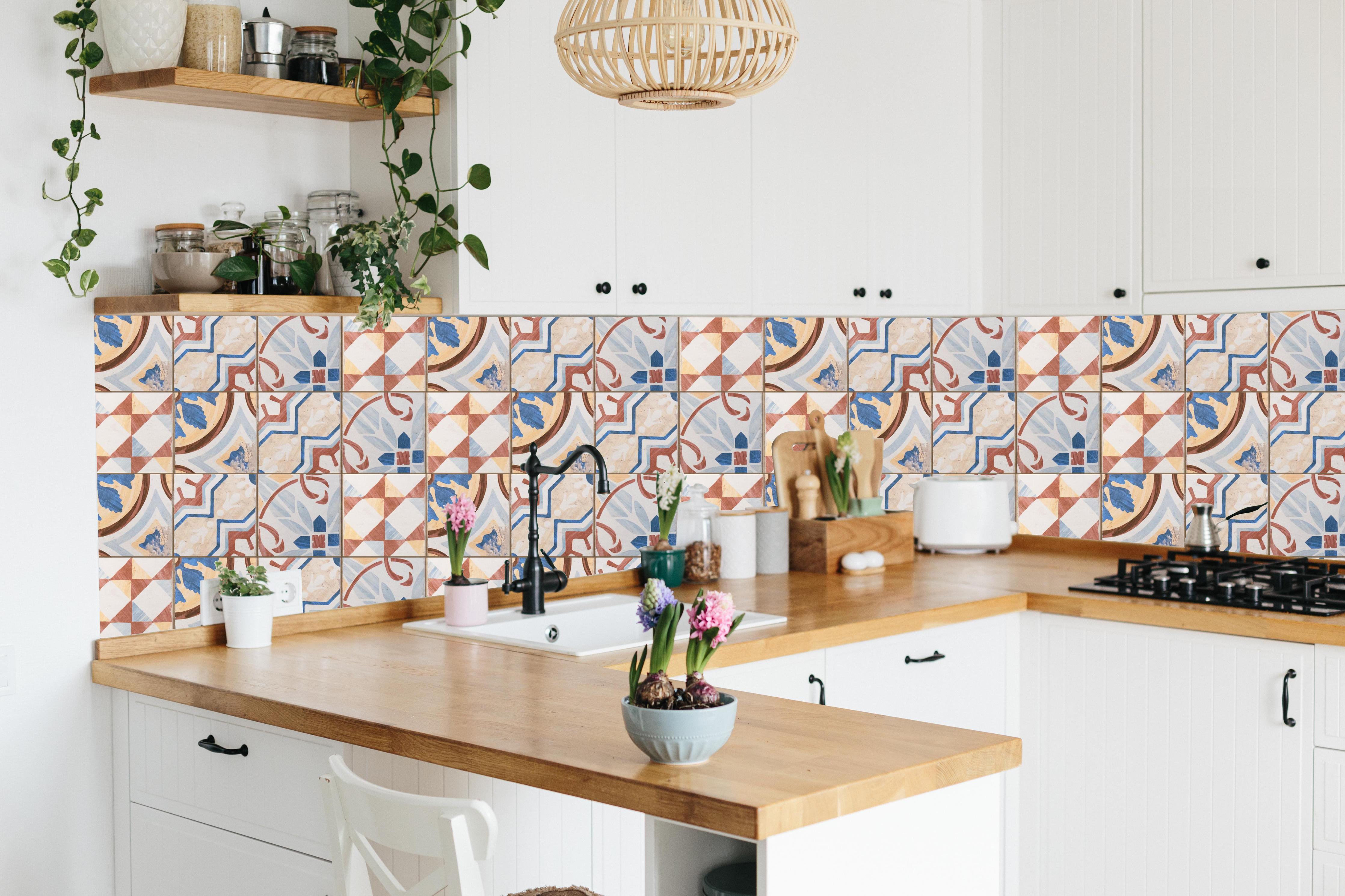 Küche - Vintage Zement Fliesen hinter weißen Hochglanz-Küchenregalen und schwarzem Wasserhahn