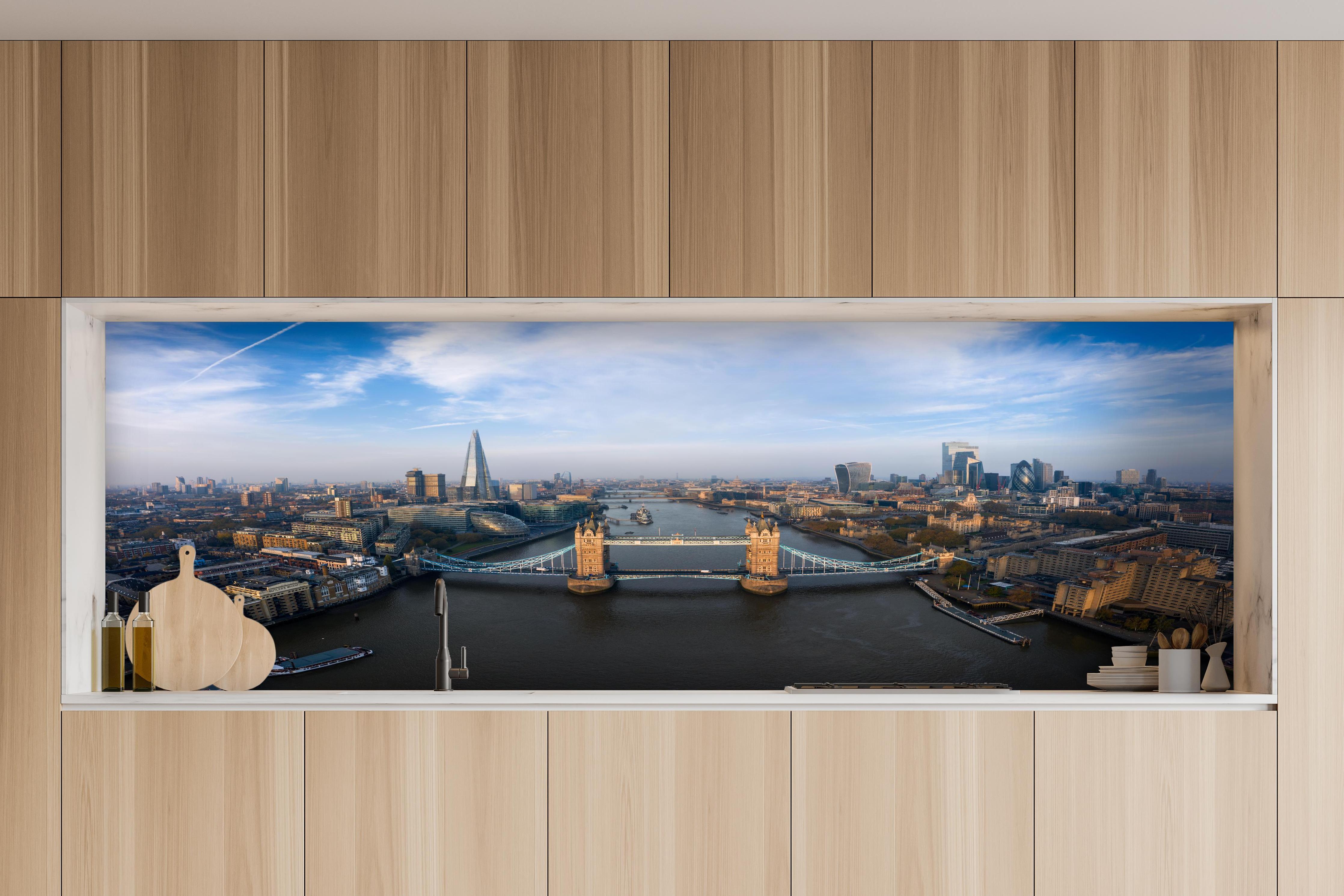 Küche - Vogelperspektive der Tower Bridge, London hinter weißen Hochglanz-Küchenregalen und schwarzem Wasserhahn