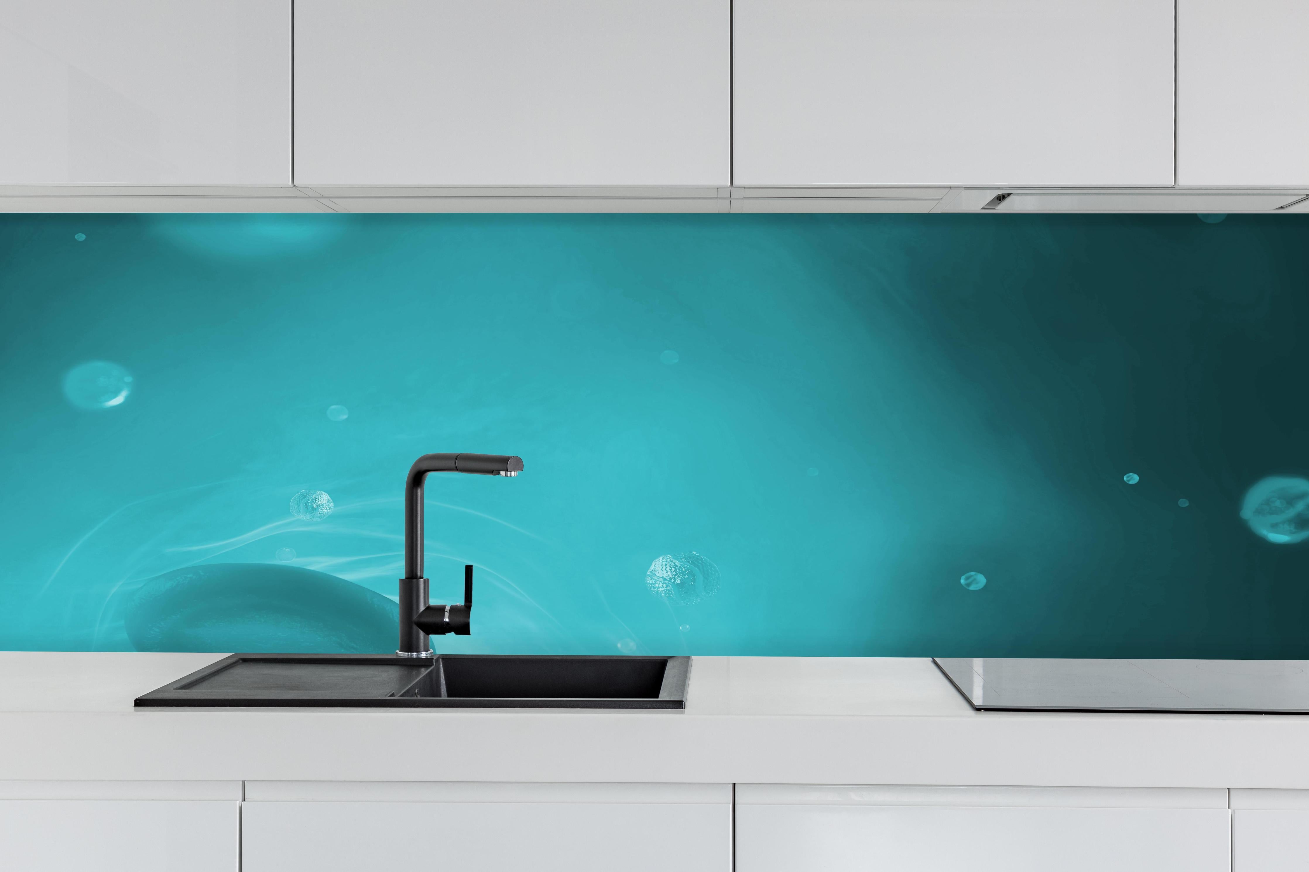 Küche - Wässriger Tauchgang hinter weißen Hochglanz-Küchenregalen und schwarzem Wasserhahn