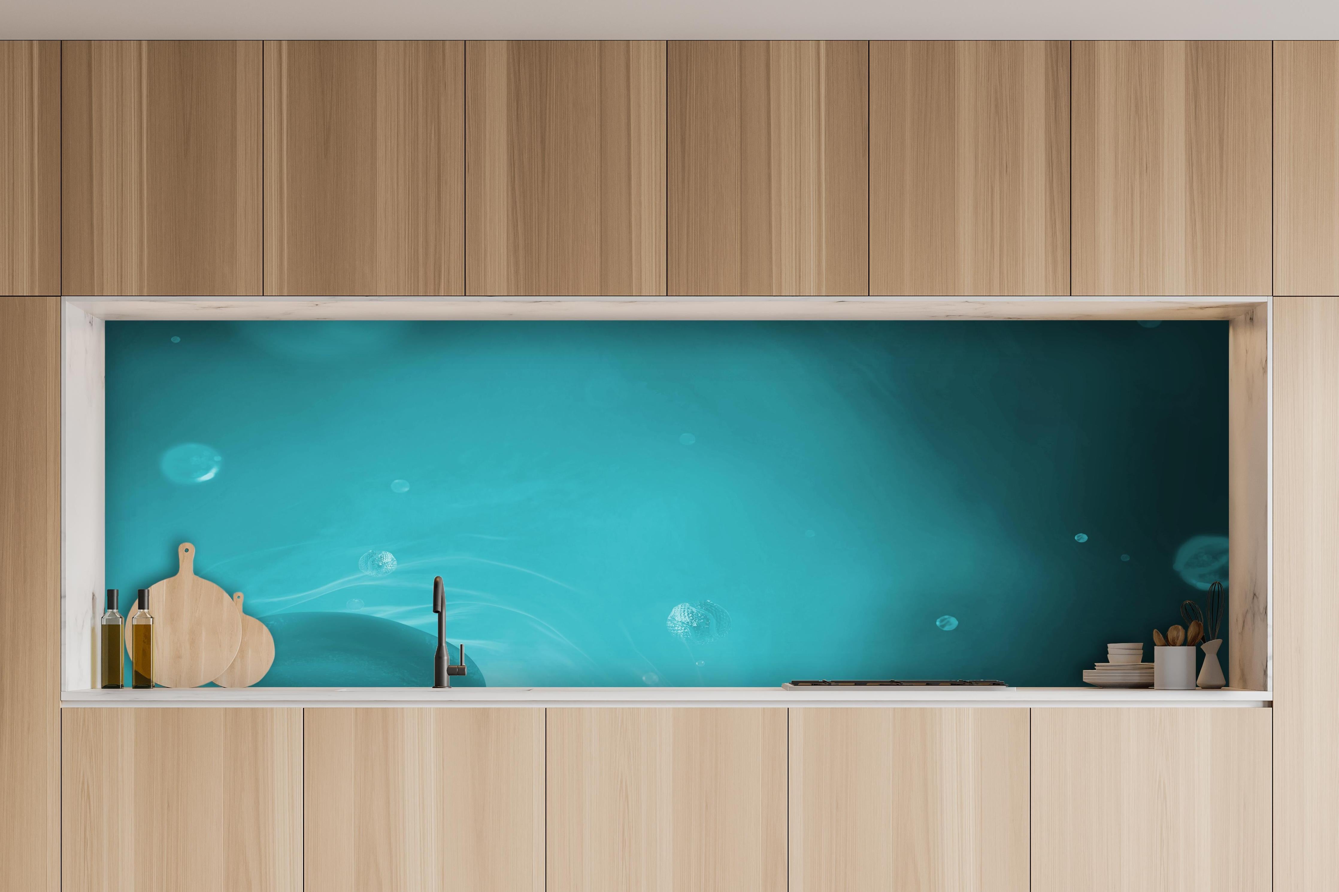 Küche - Wässriger Tauchgang hinter weißen Hochglanz-Küchenregalen und schwarzem Wasserhahn