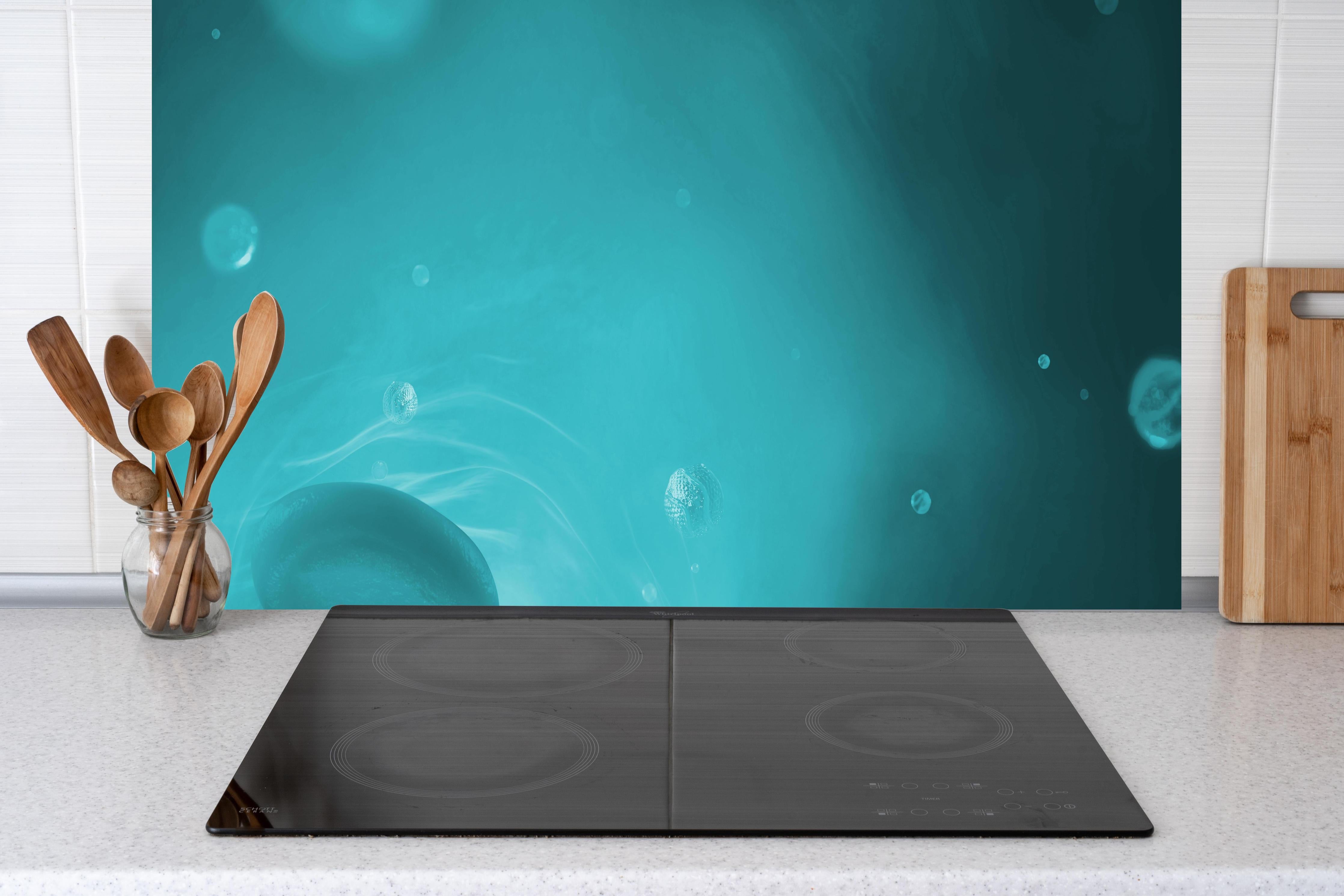 Küche - Wässriger Tauchgang hinter weißen Hochglanz-Küchenregalen und schwarzem Wasserhahn