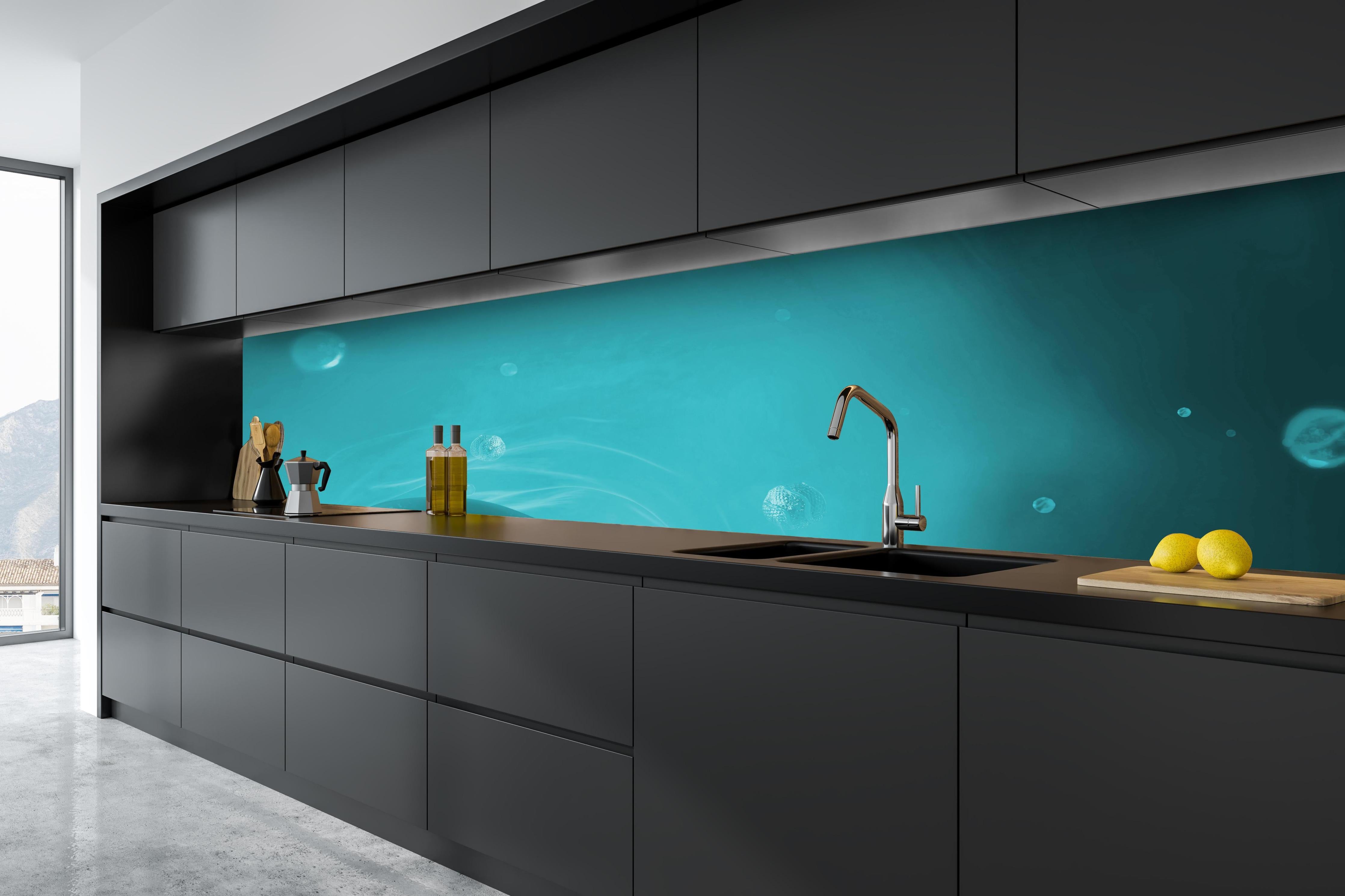 Küche - Wässriger Tauchgang hinter weißen Hochglanz-Küchenregalen und schwarzem Wasserhahn