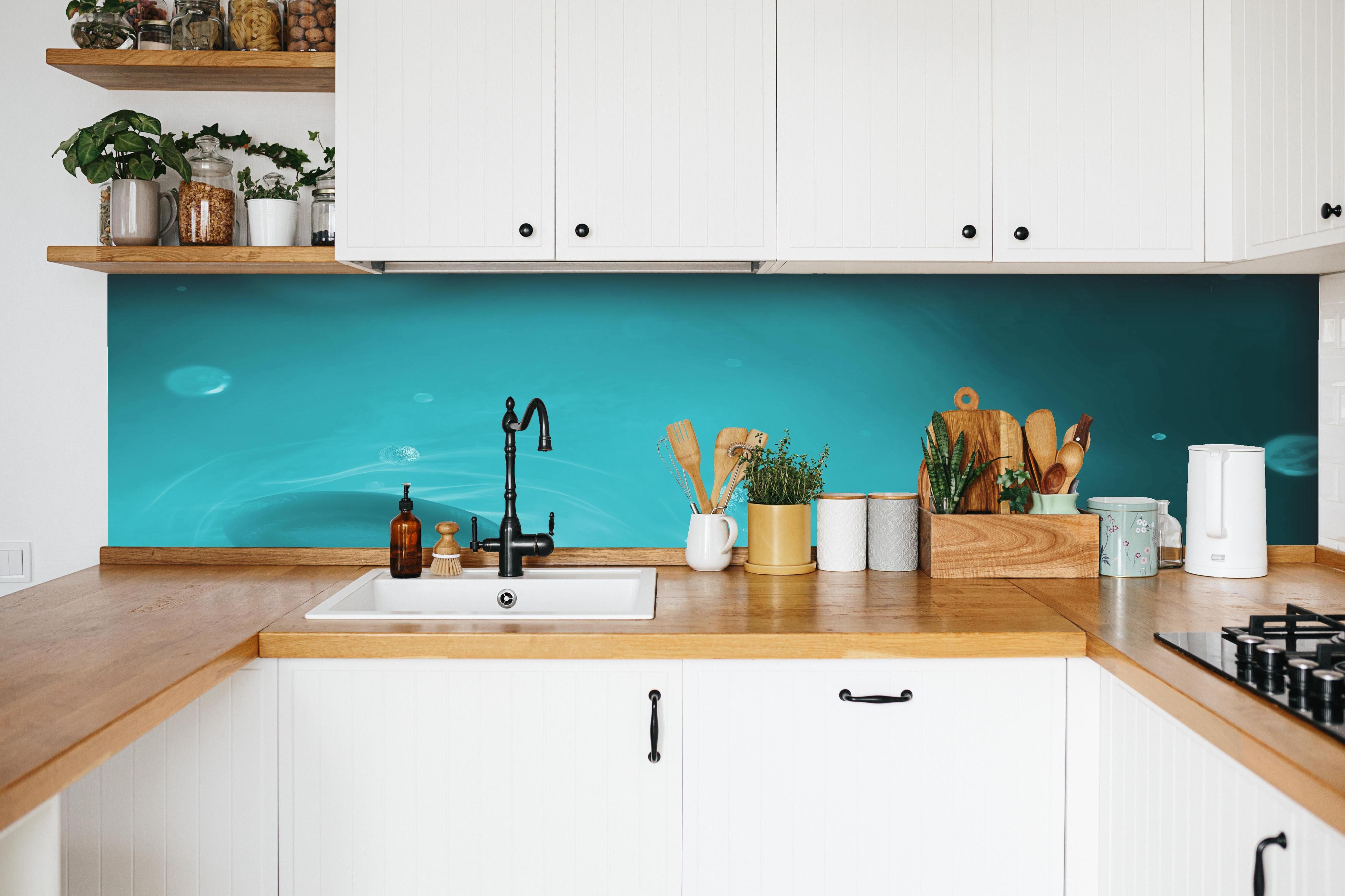 Küche - Wässriger Tauchgang hinter weißen Hochglanz-Küchenregalen und schwarzem Wasserhahn