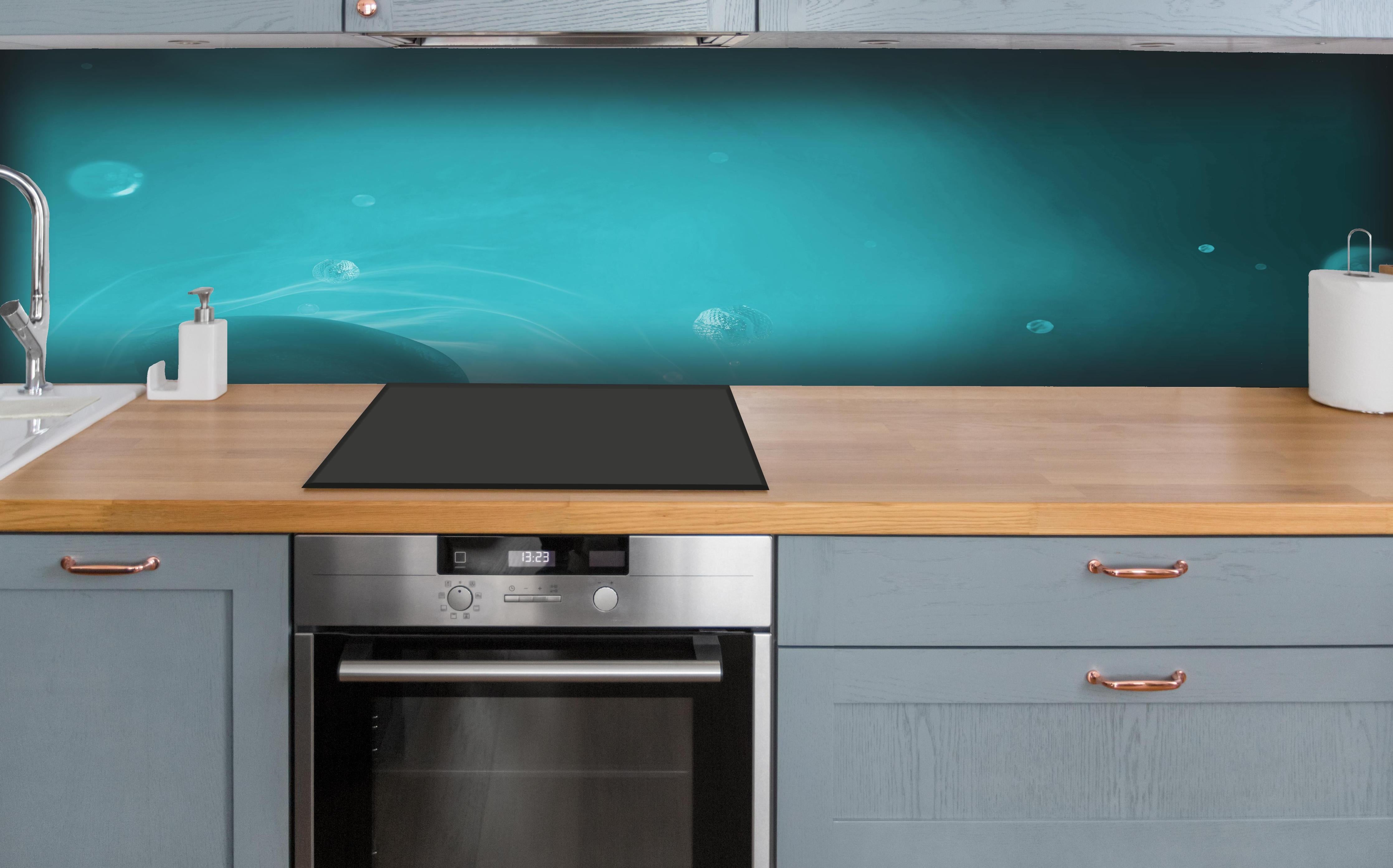 Küche - Wässriger Tauchgang hinter weißen Hochglanz-Küchenregalen und schwarzem Wasserhahn