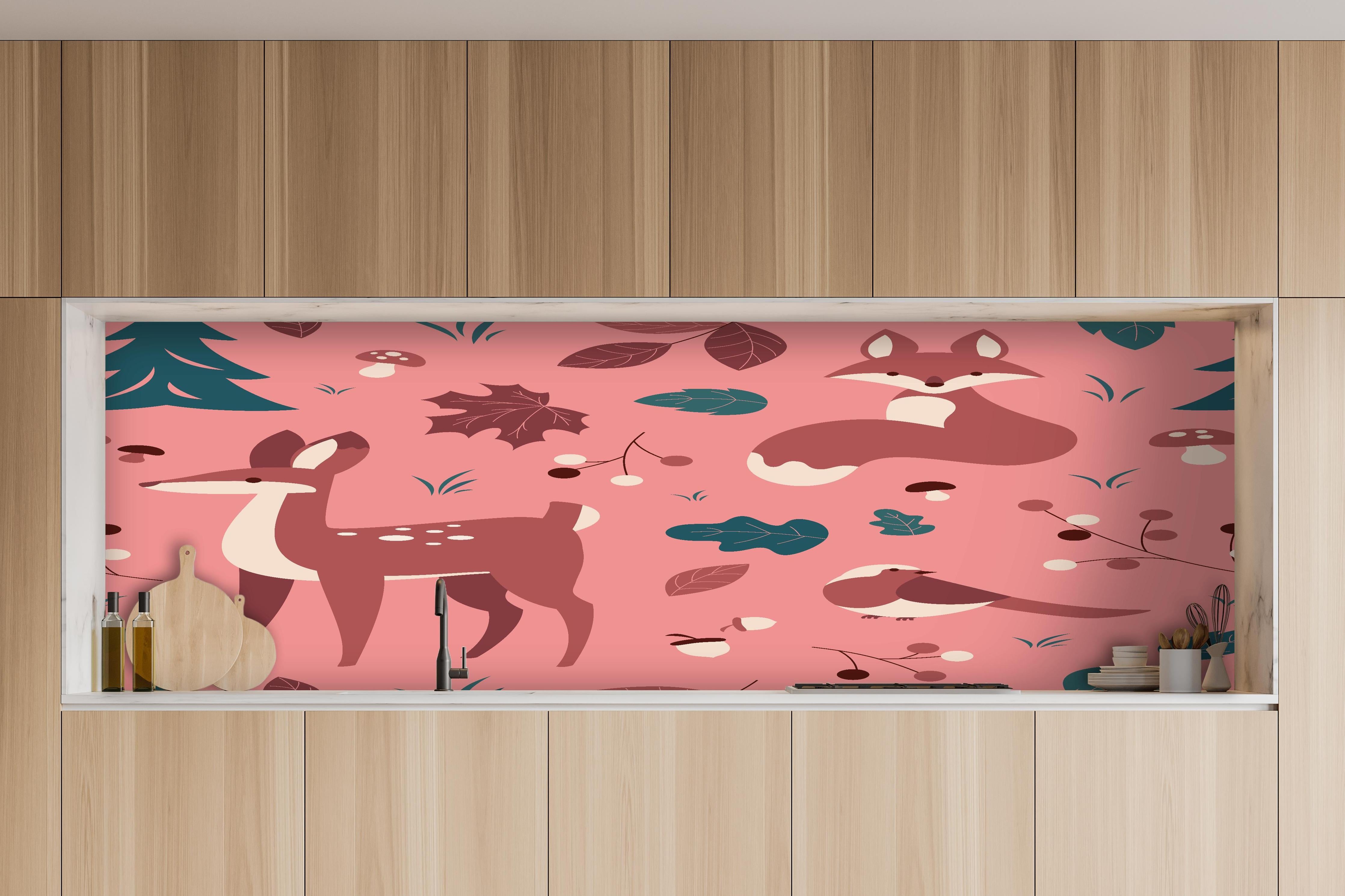 Küche - Waldtiere Muster rosa Hintergrund hinter weißen Hochglanz-Küchenregalen und schwarzem Wasserhahn