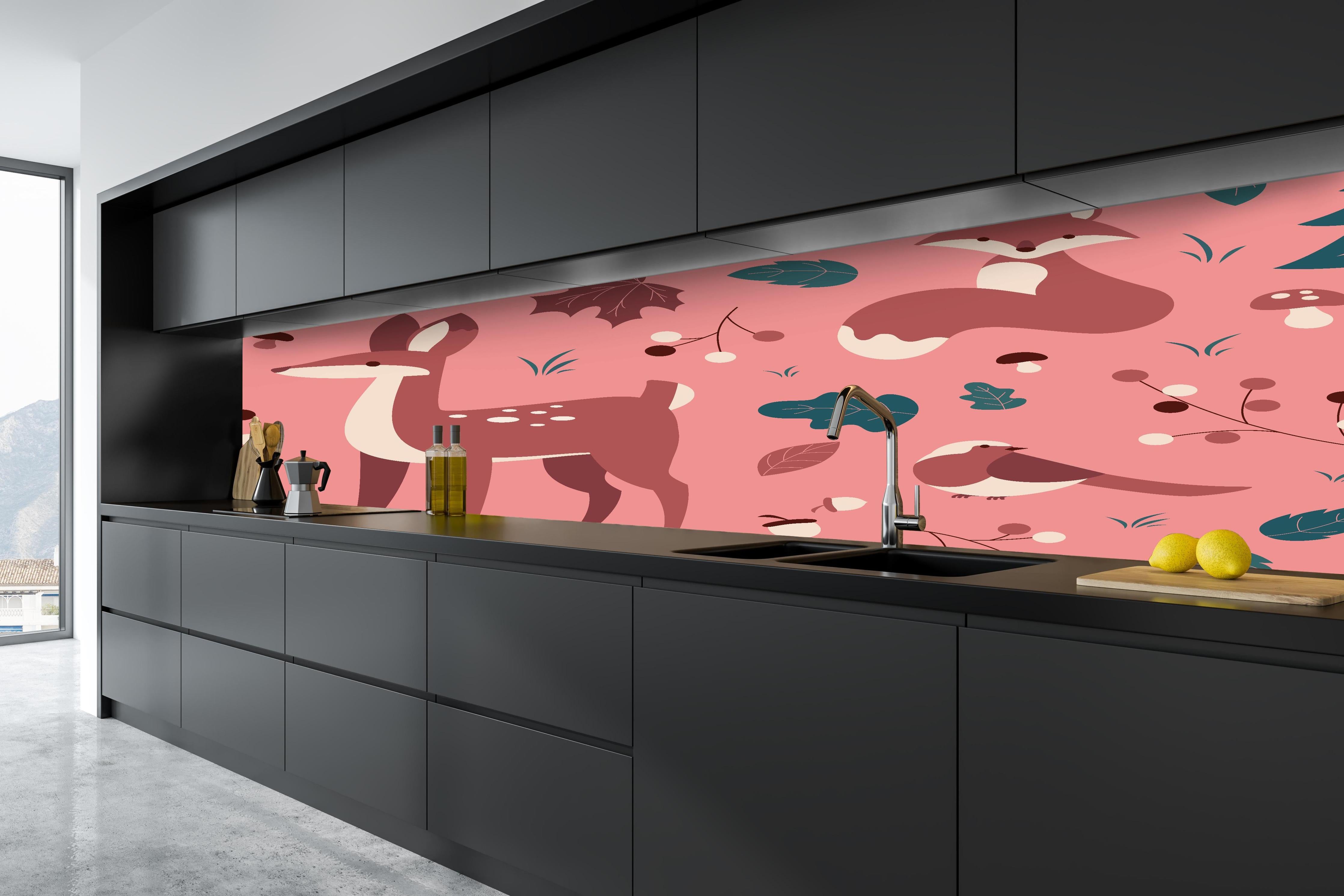Küche - Waldtiere Muster rosa Hintergrund hinter weißen Hochglanz-Küchenregalen und schwarzem Wasserhahn
