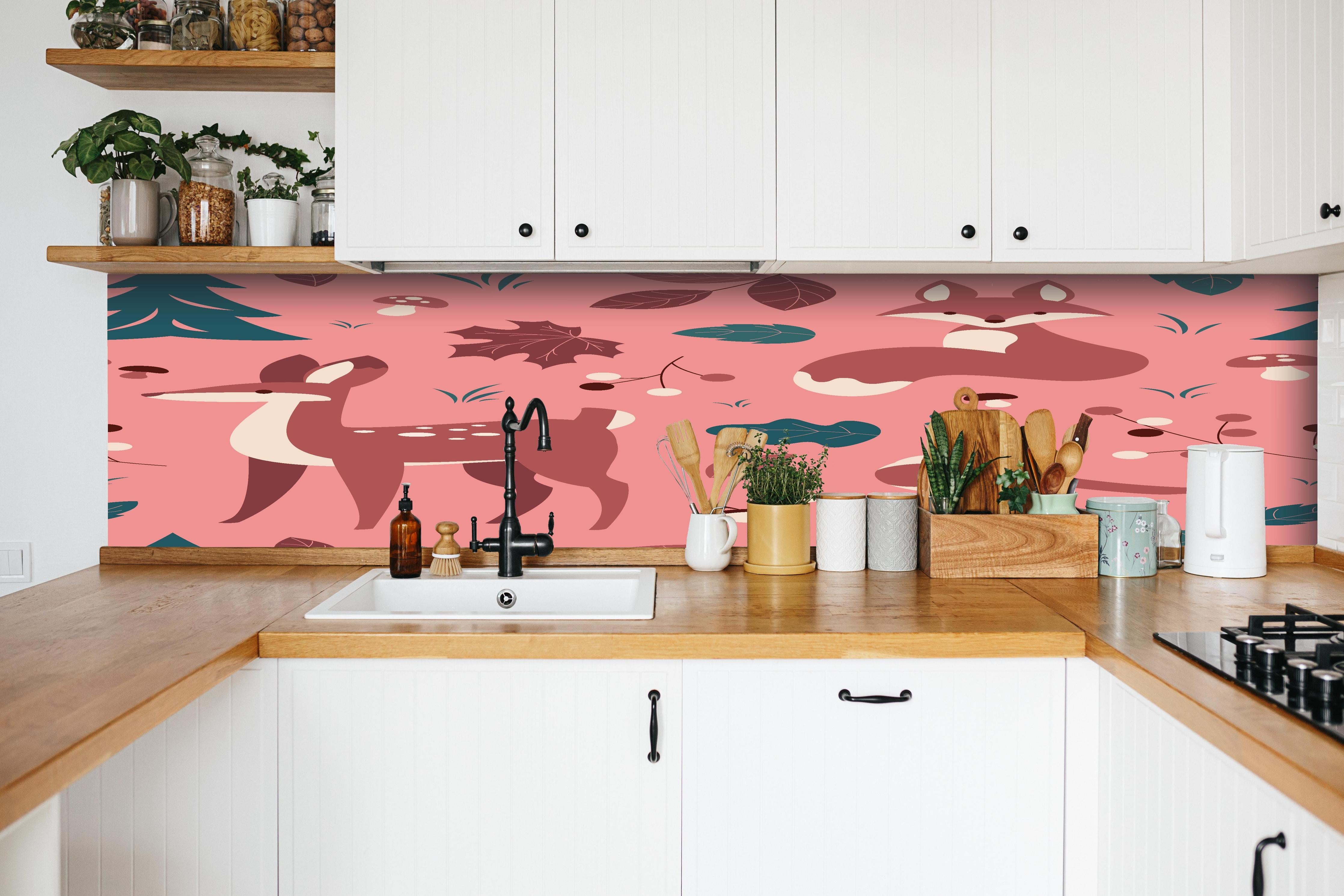 Küche - Waldtiere Muster rosa Hintergrund hinter weißen Hochglanz-Küchenregalen und schwarzem Wasserhahn