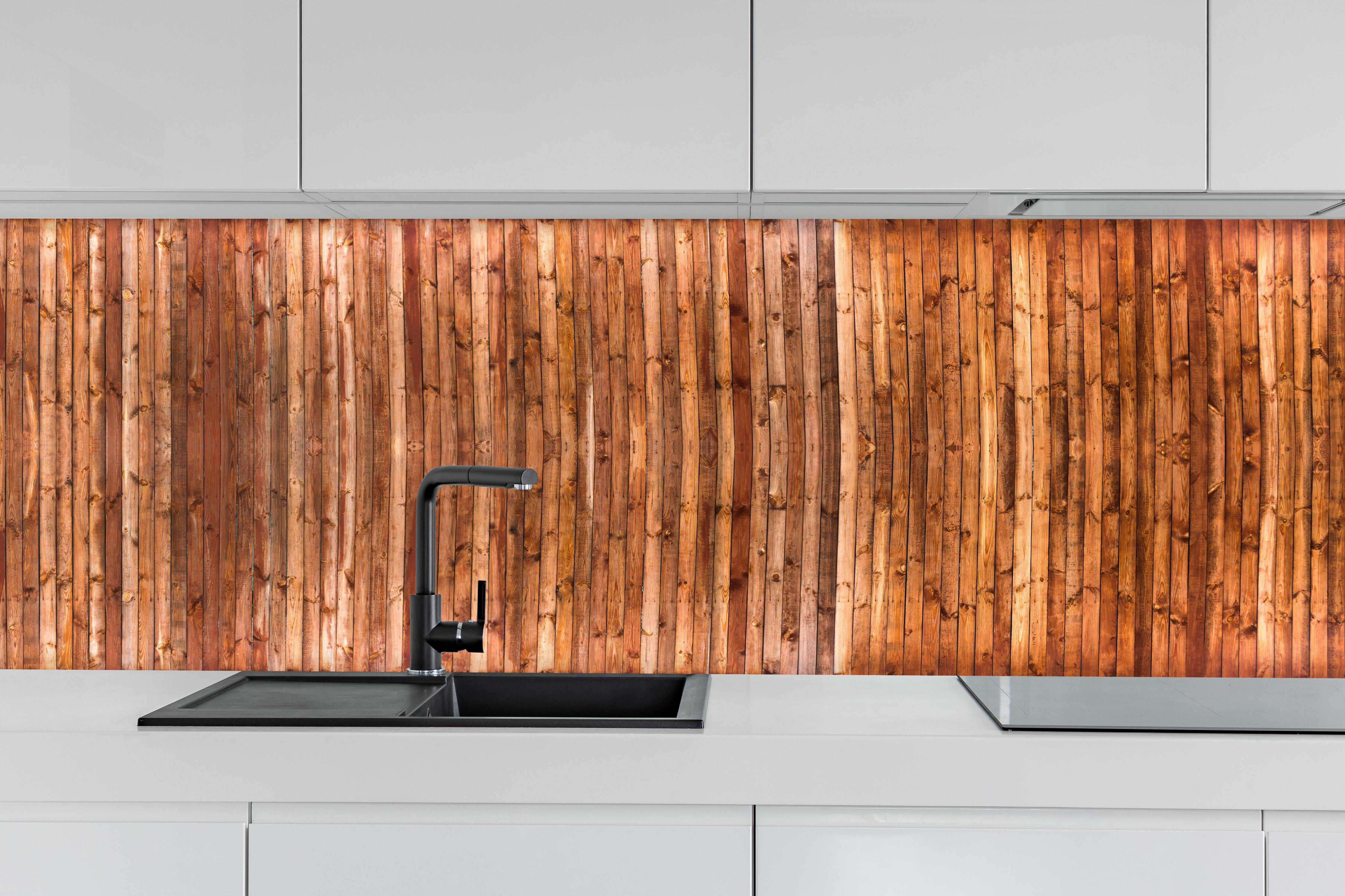 Küche - Warme Rustikale Holzstruktur Braunton hinter weißen Hochglanz-Küchenregalen und schwarzem Wasserhahn