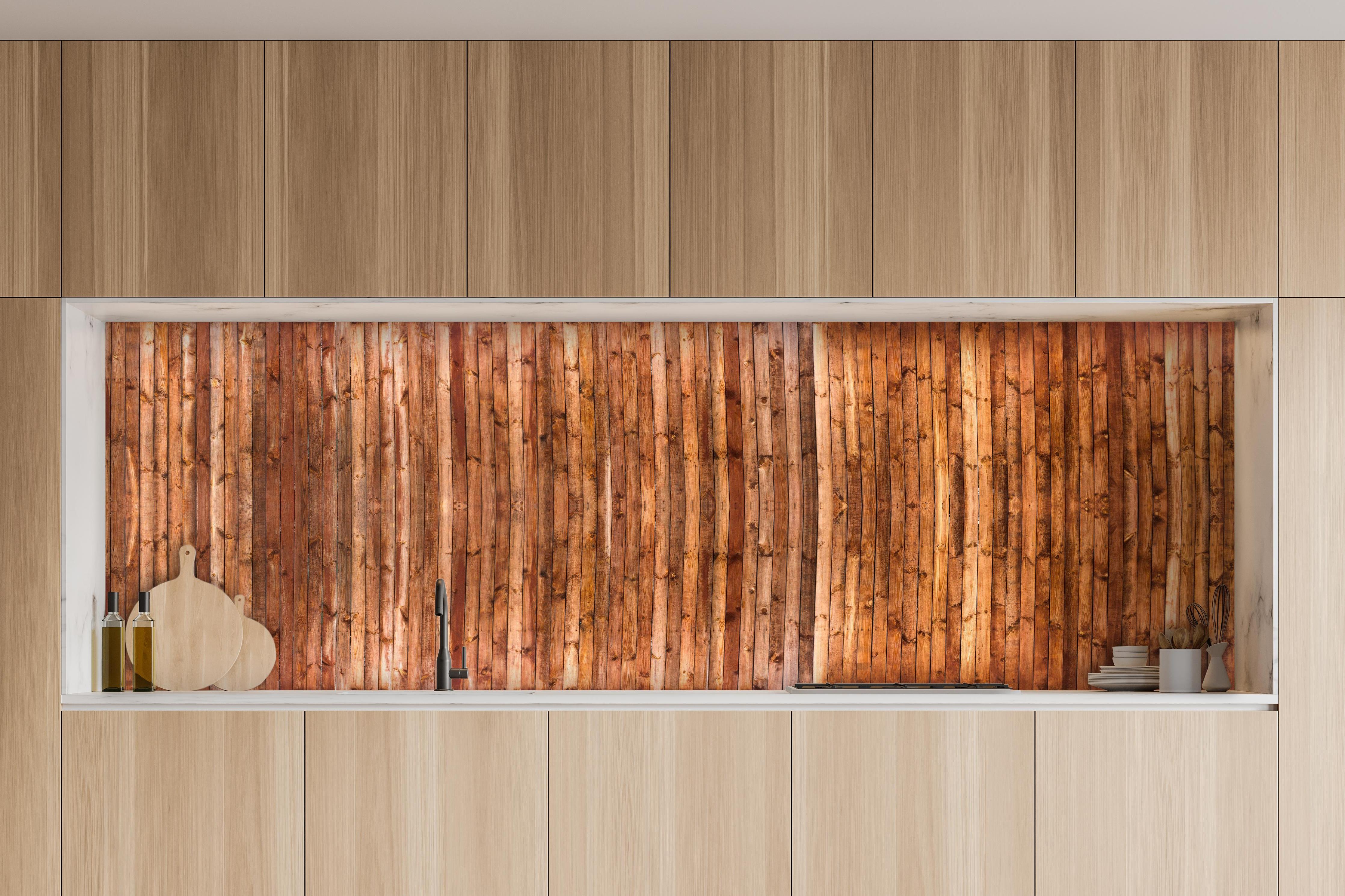 Küche - Warme Rustikale Holzstruktur Braunton hinter weißen Hochglanz-Küchenregalen und schwarzem Wasserhahn