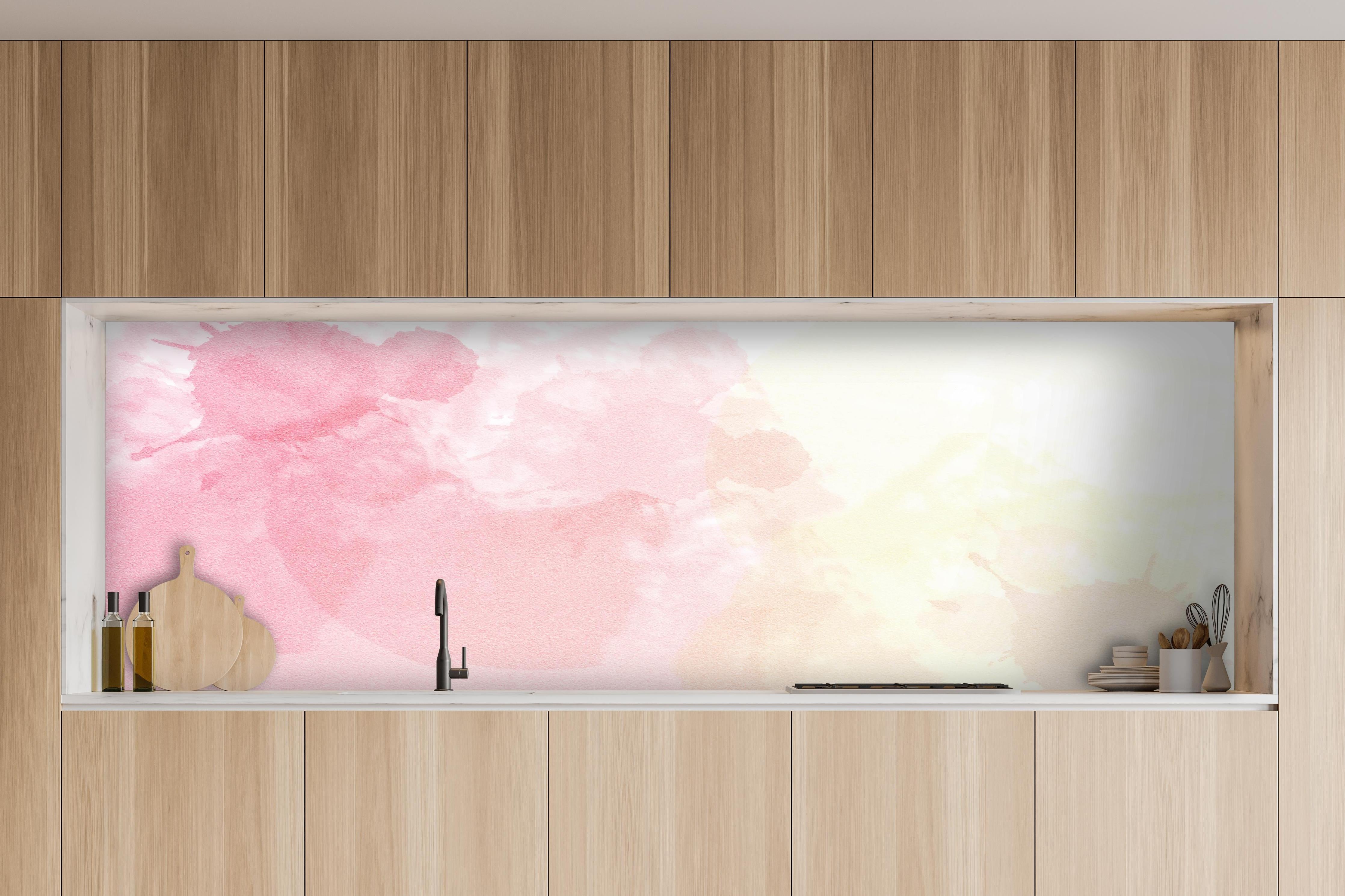 Küche - Weiche Rosé-Gelb-Aquarell Wandgestaltung hinter weißen Hochglanz-Küchenregalen und schwarzem Wasserhahn